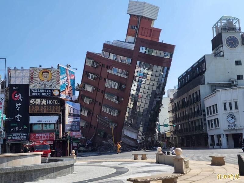 Một tòa nhà lớn đổ nghiêng ở Đài Loan sau trận động đất sáng nay. (Ảnh: Taipei Times)