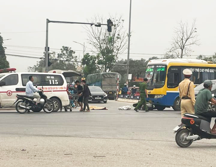 Xe khách đâm xe máy ở Hưng Yên, 1 phụ nữ tử vong- Ảnh 1.