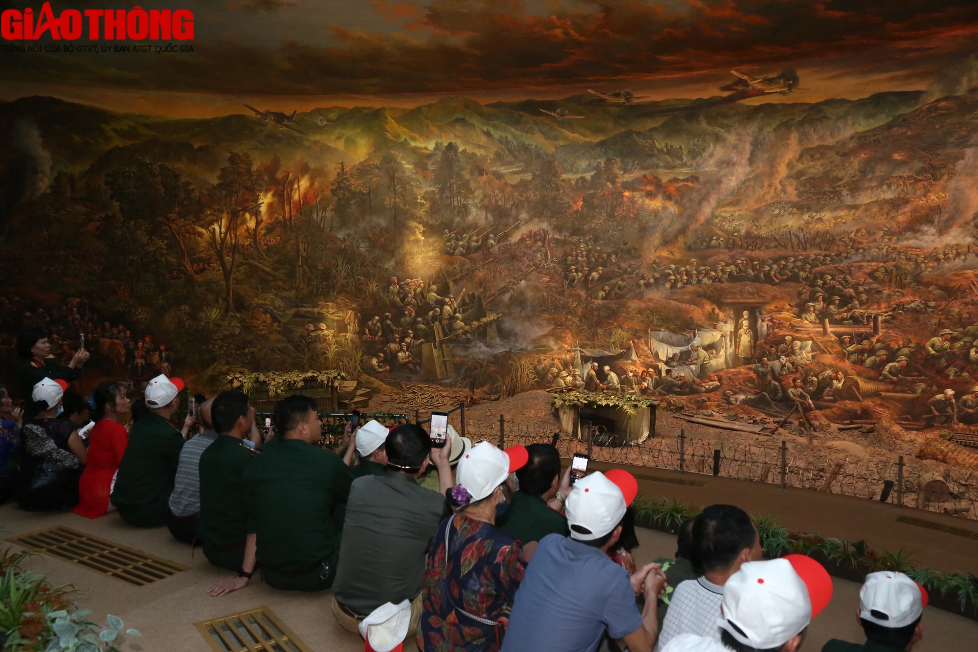 Độc đáo bức tranh panorama Trận chiến Điện Biên Phủ được vẽ bởi gần 100 họa sĩ- Ảnh 5.