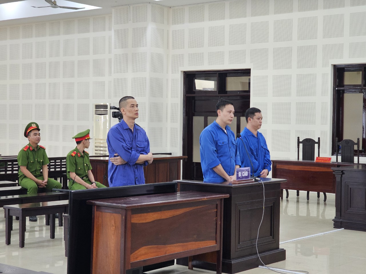 Buôn lậu thuốc bắc về Việt Nam, 3 đối tượng lãnh án tù- Ảnh 1.