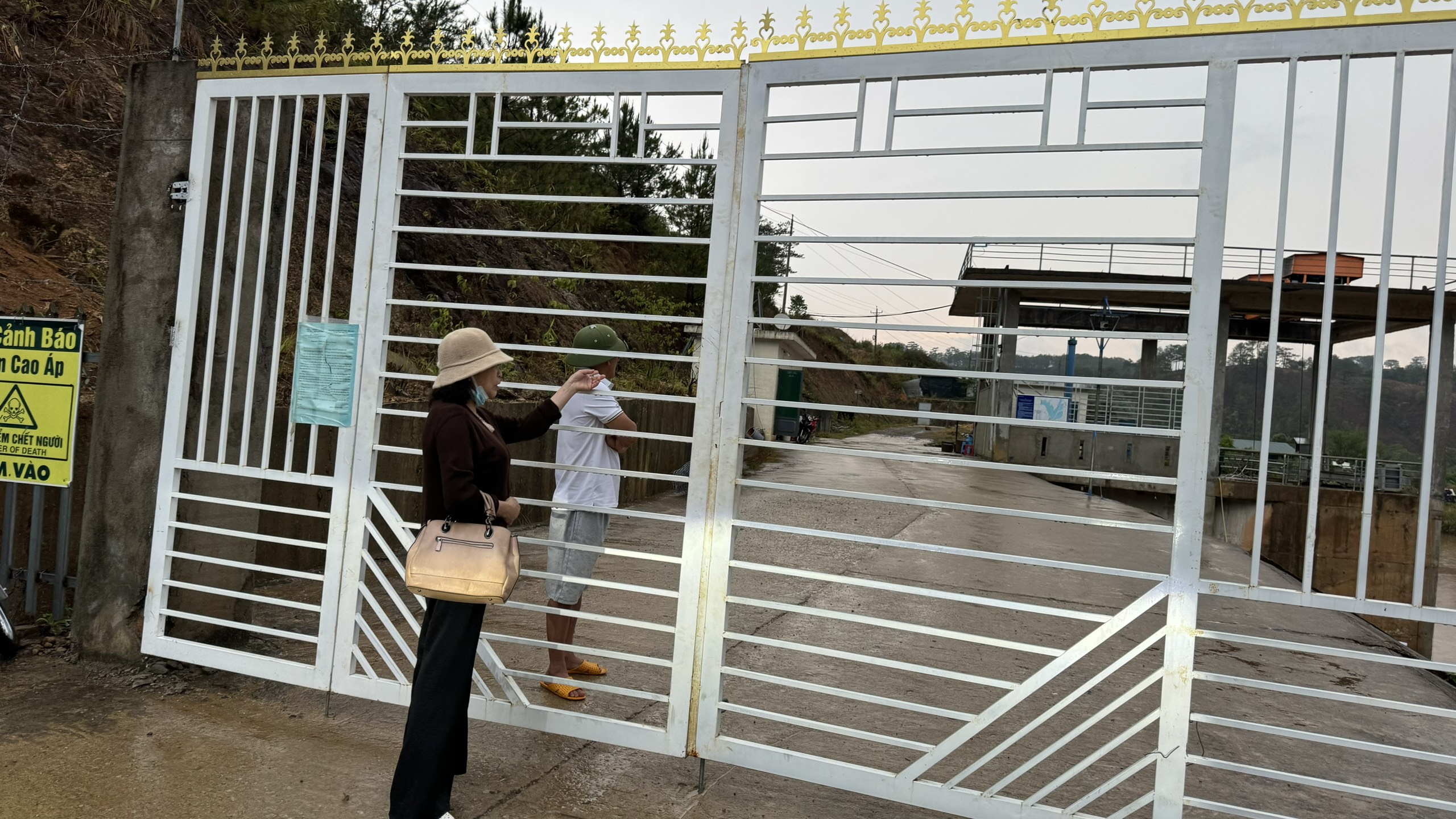 Lâm Đồng yêu cầu làm rõ việc học sinh phải chui rào kẽm đến trường- Ảnh 1.