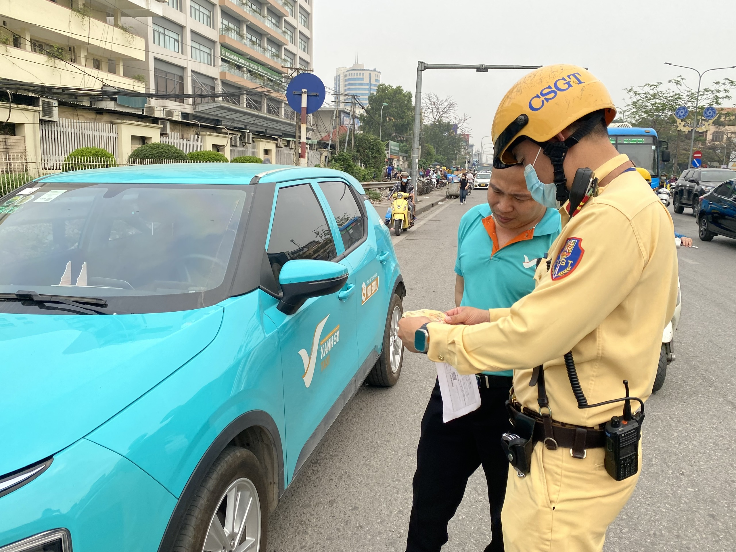 Loạt tài xế bị xử lý lỗi dừng đỗ trước cổng Bệnh viện Bạch Mai- Ảnh 3.