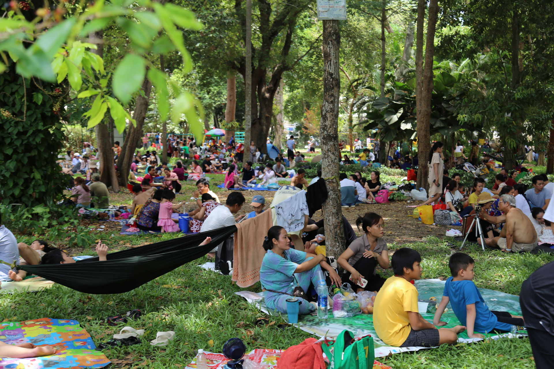 Thảo Cầm Viên Sài Gòn chật như nêm những ngày nghỉ lễ- Ảnh 10.