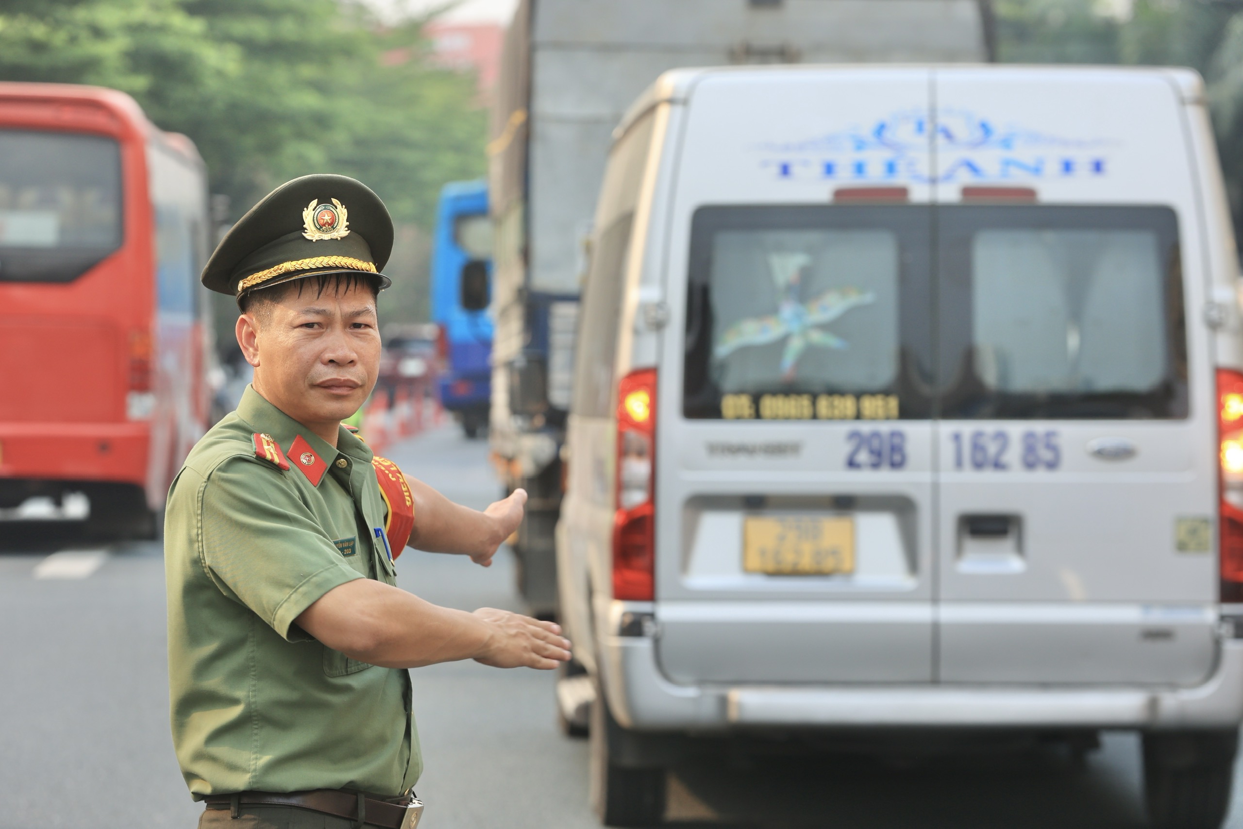 Chiều muộn ngày 30/4, cửa ngõ Hà Nội đông nghẹt người về- Ảnh 9.