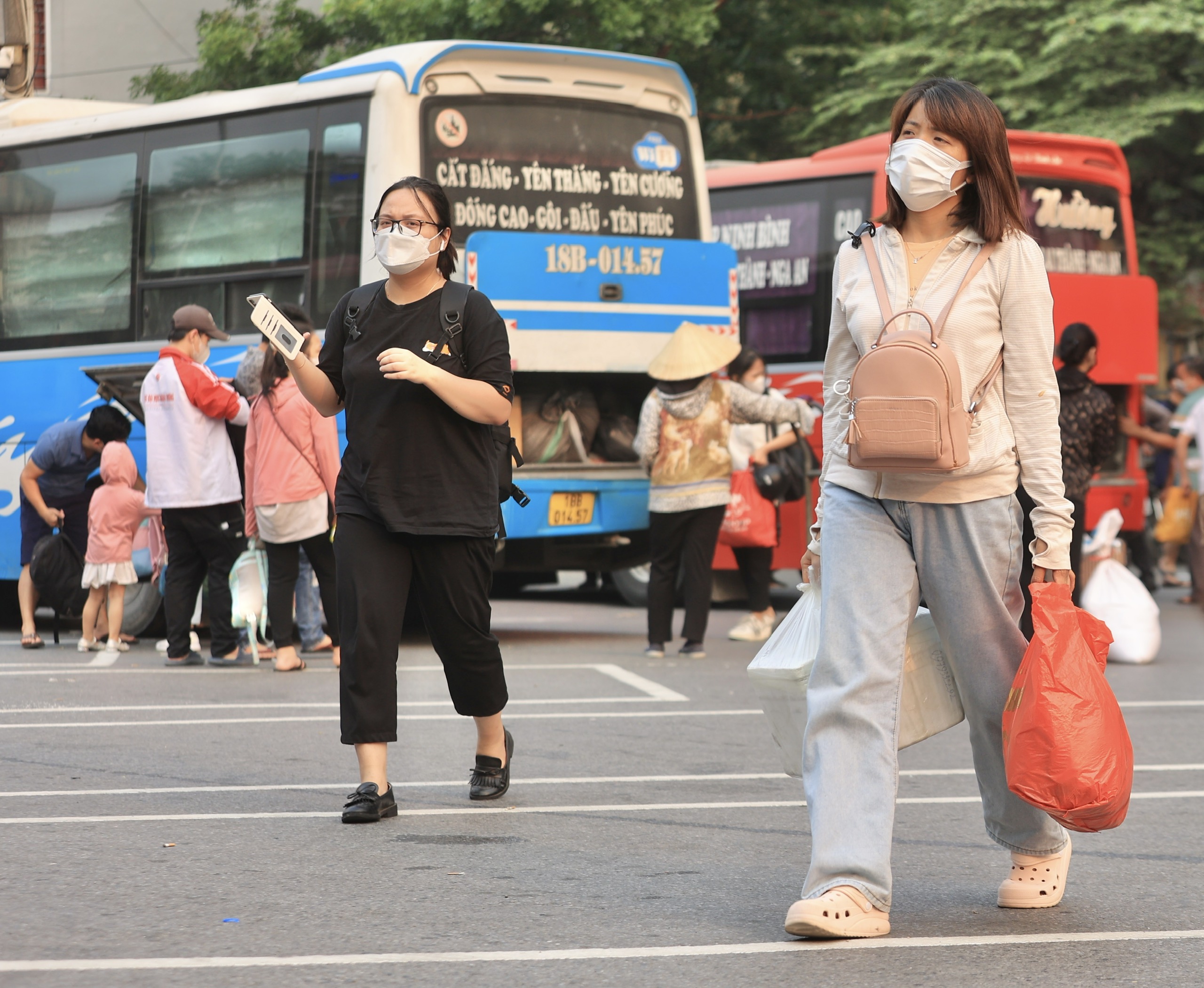 Người dân lỉnh kỉnh đồ đạc trở lại bến xe dù chưa hết kỳ nghỉ lễ 30/4- Ảnh 2.