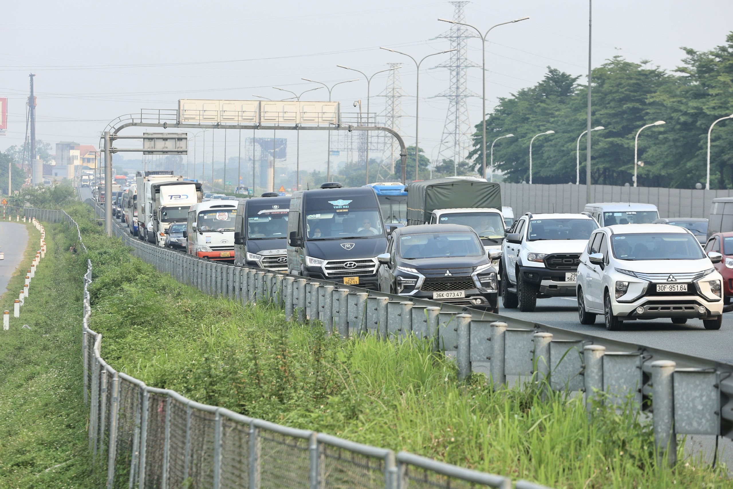 Chiều muộn ngày 30/4, cửa ngõ Hà Nội đông nghẹt người về- Ảnh 5.