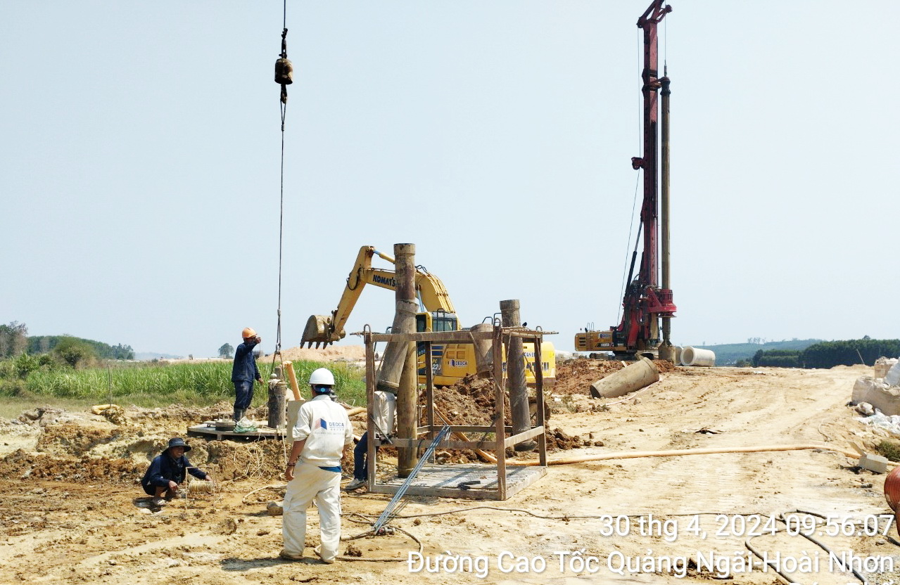 Hơn 2.000 công nhân miệt mài thi công cao tốc Quảng Ngãi - Hoài Nhơn giữa cái nắng đổ lửa- Ảnh 7.