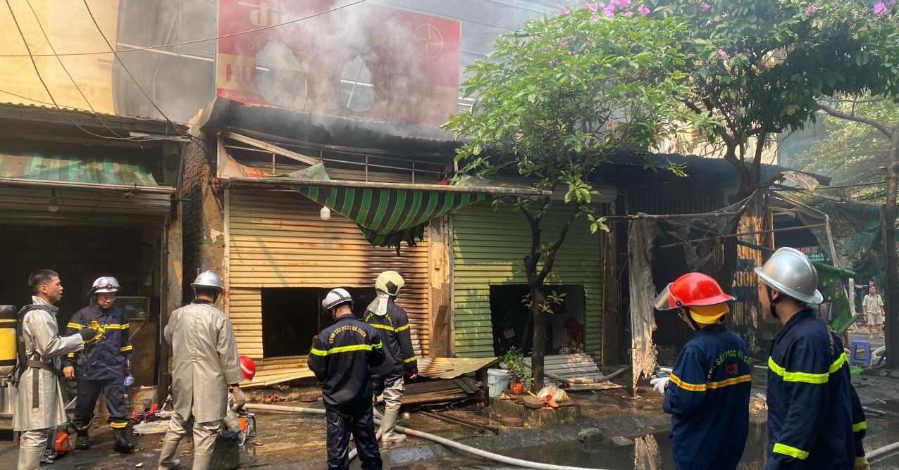 Hà Nội: Cháy lớn tại 4 ki ốt, cảnh sát đục cửa vào dập lửa- Ảnh 1.