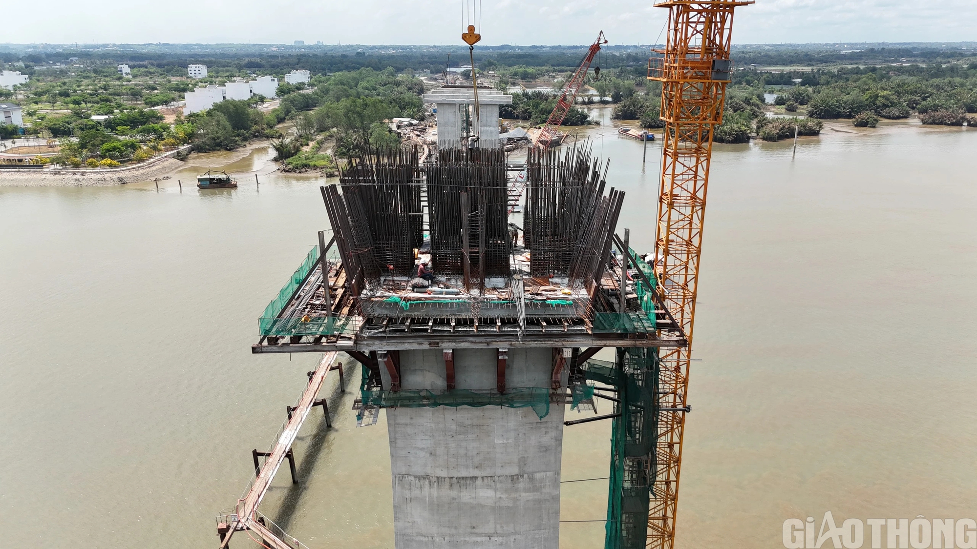 Mồ hôi đẫm áo công nhân xây dựng cầu lớn nhất Vành đai 3 TP.HCM trong ngày 30/4- Ảnh 9.