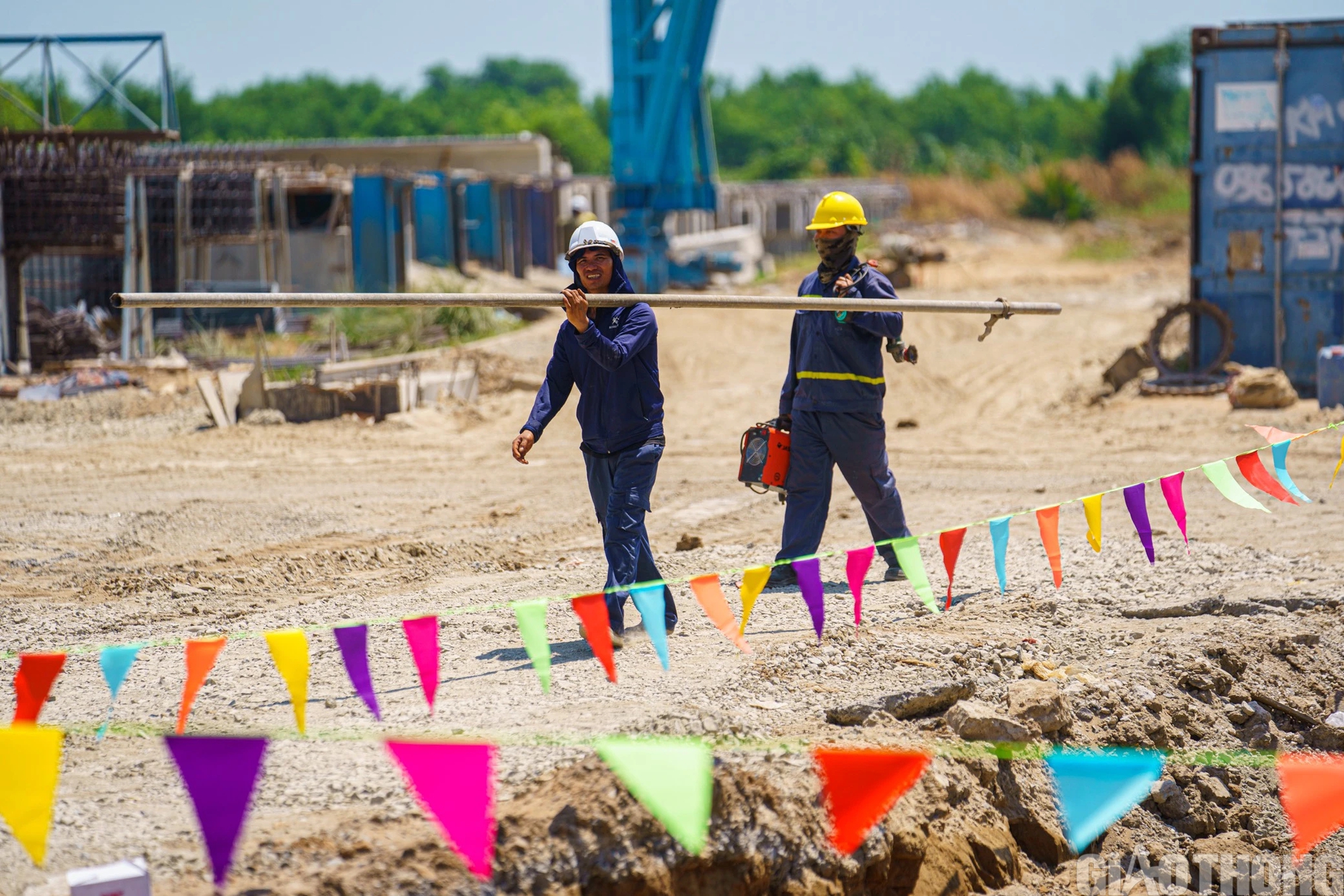 Mồ hôi đẫm áo công nhân xây dựng cầu lớn nhất Vành đai 3 TP.HCM trong ngày 30/4- Ảnh 17.