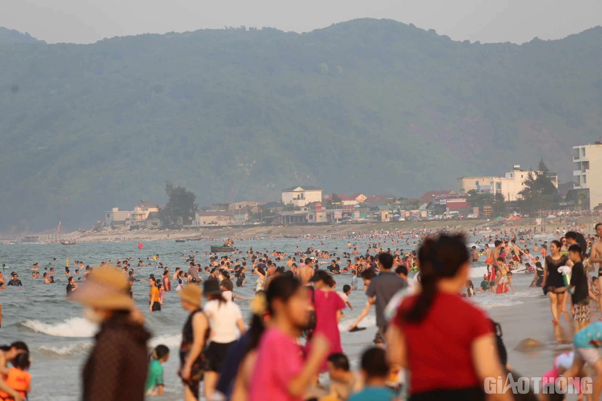 Nắng như đổ lửa, hàng vạn người tìm về bãi biển đẹp nhất Hà Tĩnh giải nhiệt- Ảnh 1.