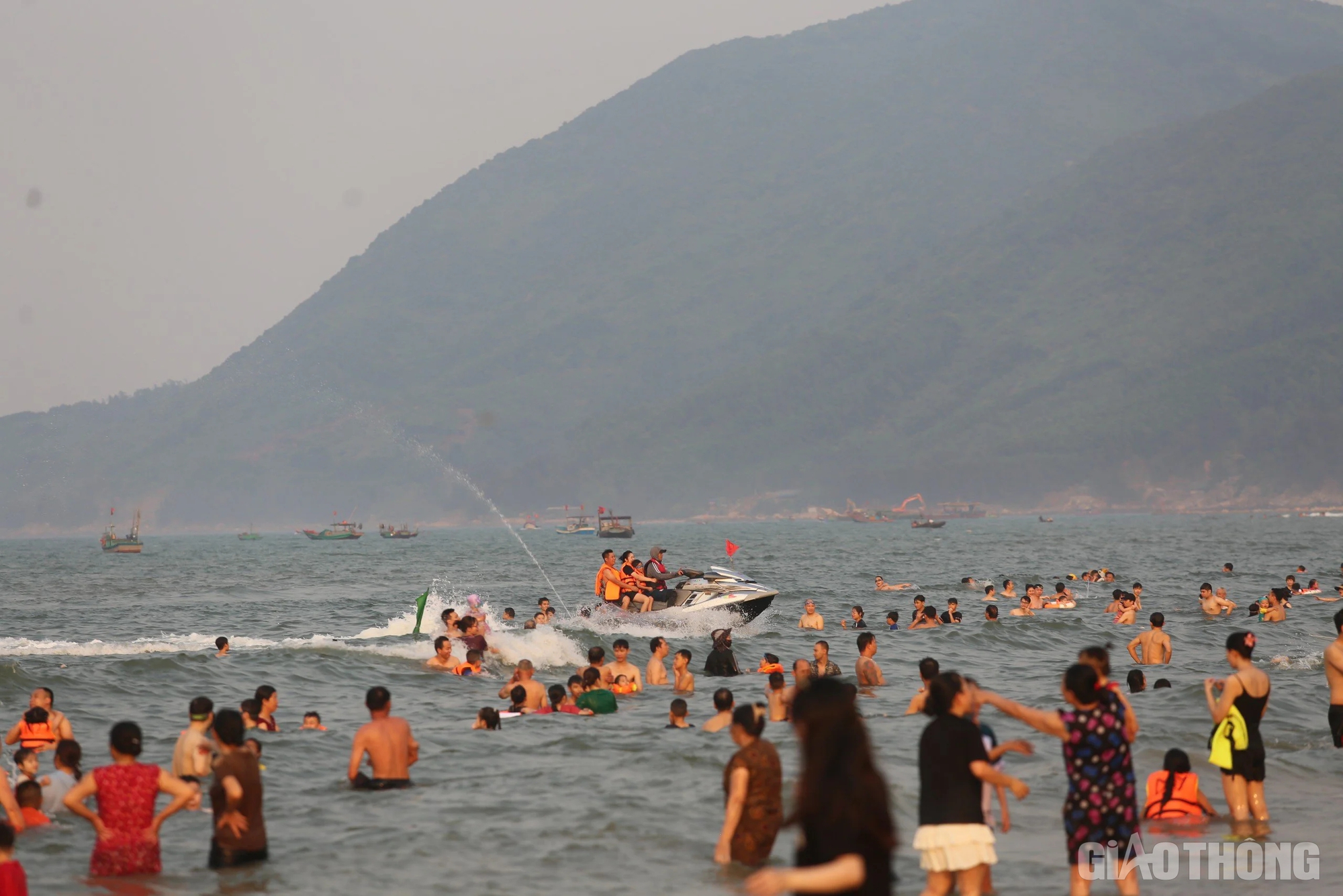 Nắng như đổ lửa, hàng vạn người tìm về bãi biển đẹp nhất Hà Tĩnh giải nhiệt- Ảnh 2.