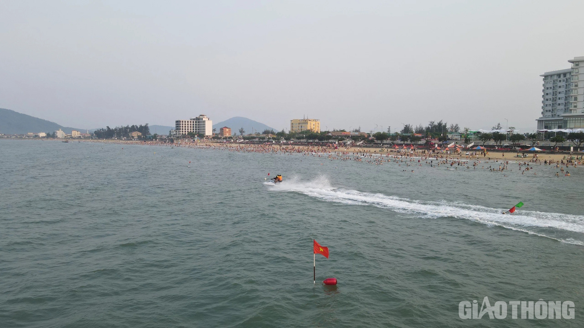 Nắng như đổ lửa, hàng vạn người tìm về bãi biển đẹp nhất Hà Tĩnh giải nhiệt- Ảnh 3.
