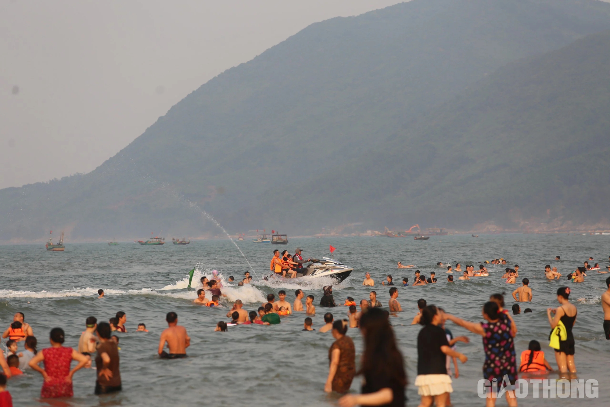 Nắng như đổ lửa, hàng vạn người tìm về bãi biển đẹp nhất Hà Tĩnh giải nhiệt- Ảnh 4.