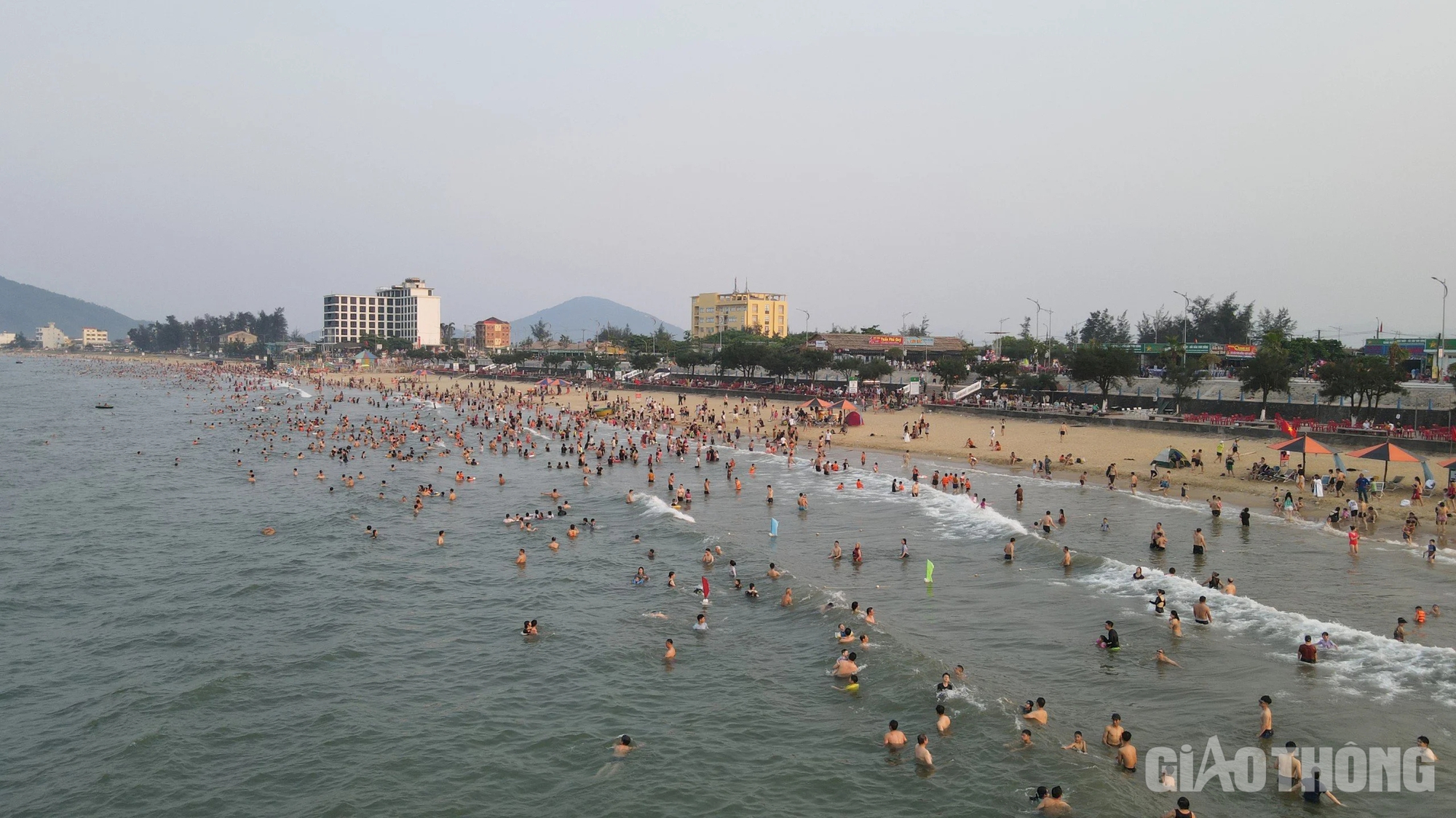 Nắng như đổ lửa, hàng vạn người tìm về bãi biển đẹp nhất Hà Tĩnh giải nhiệt- Ảnh 7.