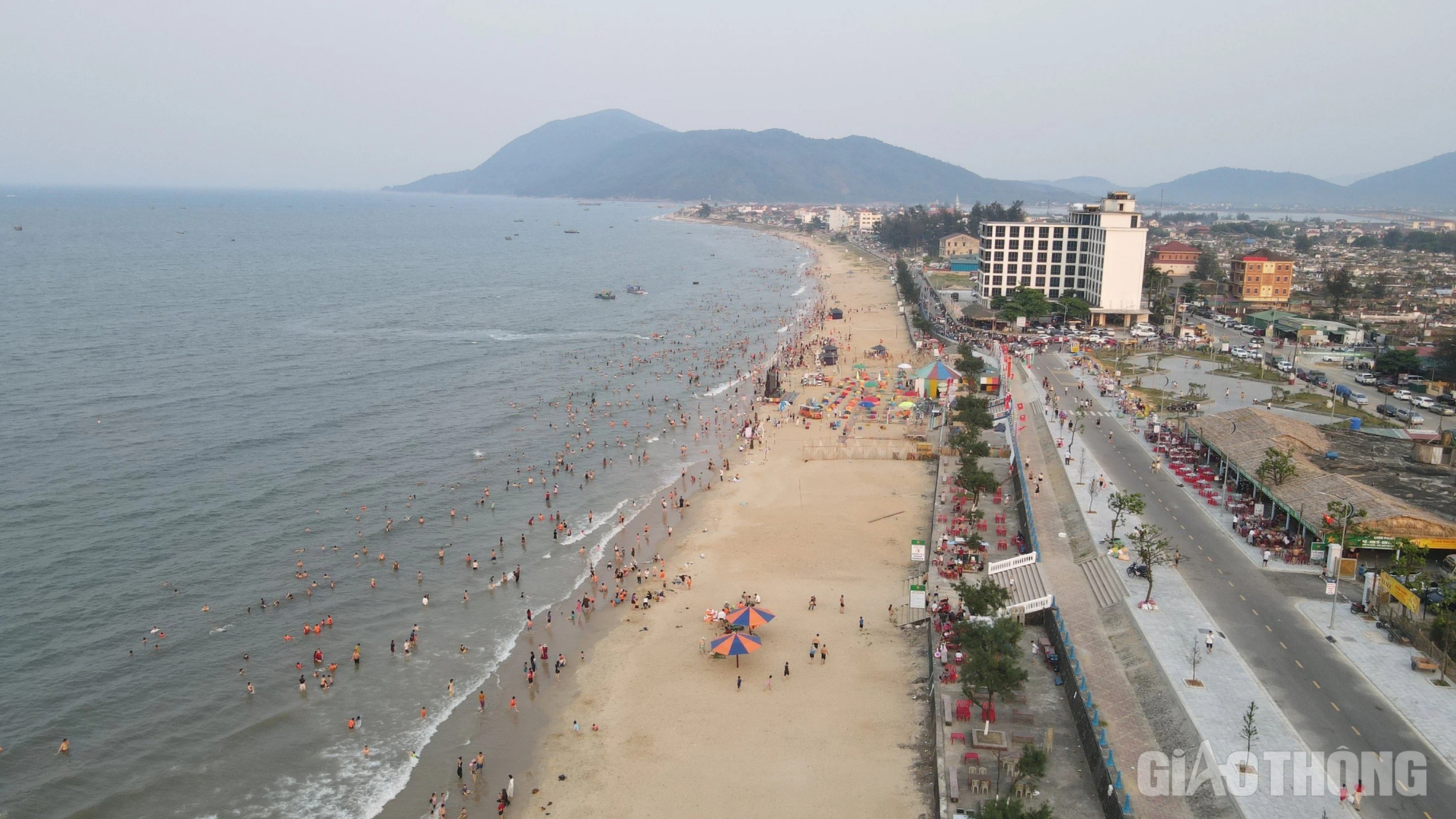 Nắng như đổ lửa, hàng vạn người tìm về bãi biển đẹp nhất Hà Tĩnh giải nhiệt- Ảnh 9.