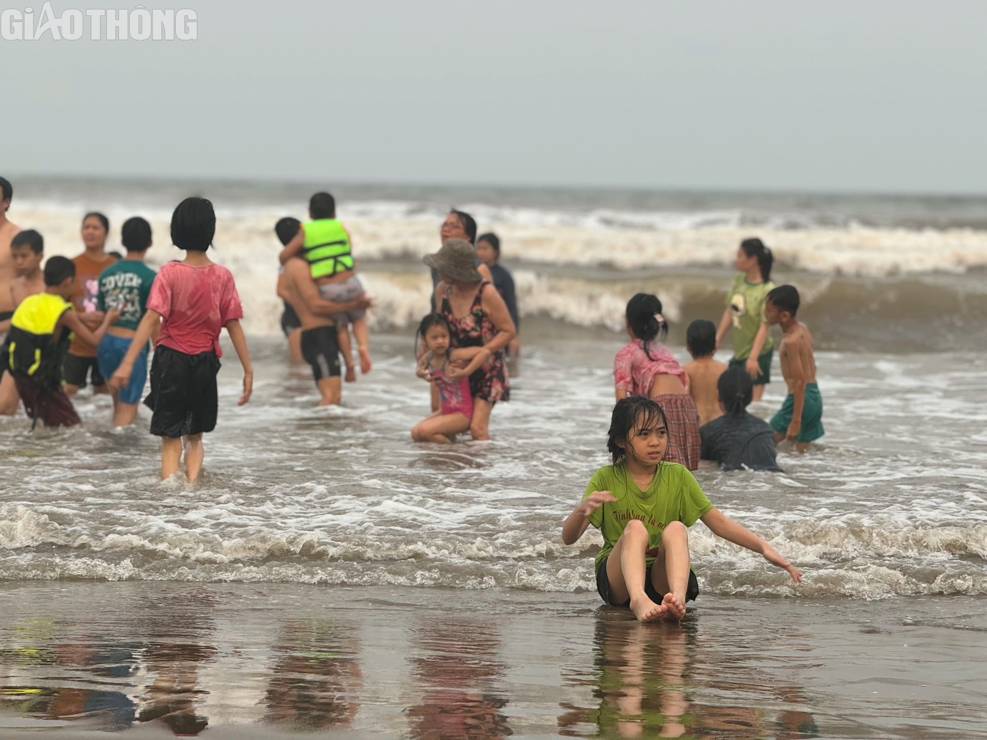 Nắng nóng trên 40 độ, hàng nghìn người tắm các bãi biển tự phát ở Thanh Hóa- Ảnh 1.