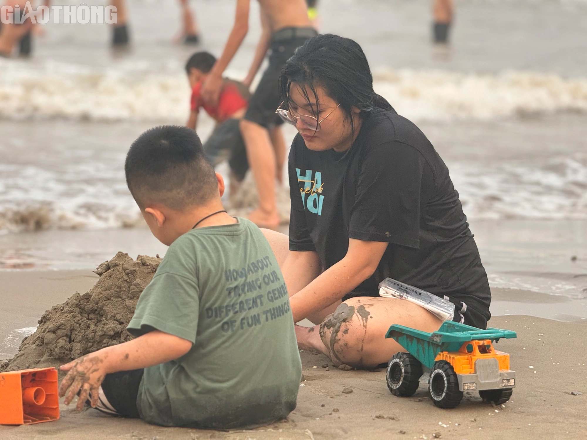 Nắng nóng trên 40 độ, hàng nghìn người tắm các bãi biển tự phát ở Thanh Hóa- Ảnh 2.