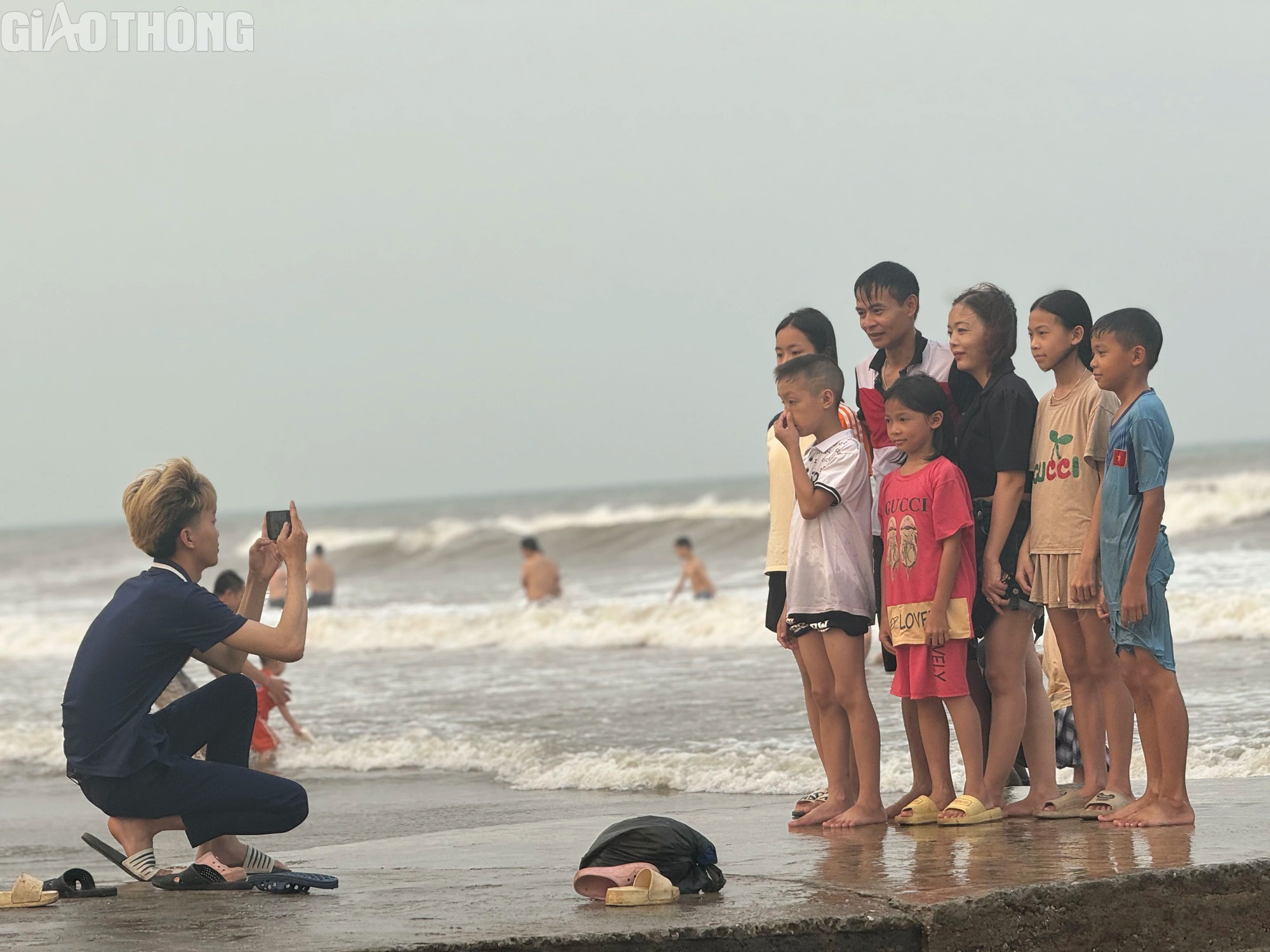 Nắng nóng trên 40 độ, hàng nghìn người tắm các bãi biển tự phát ở Thanh Hóa- Ảnh 3.