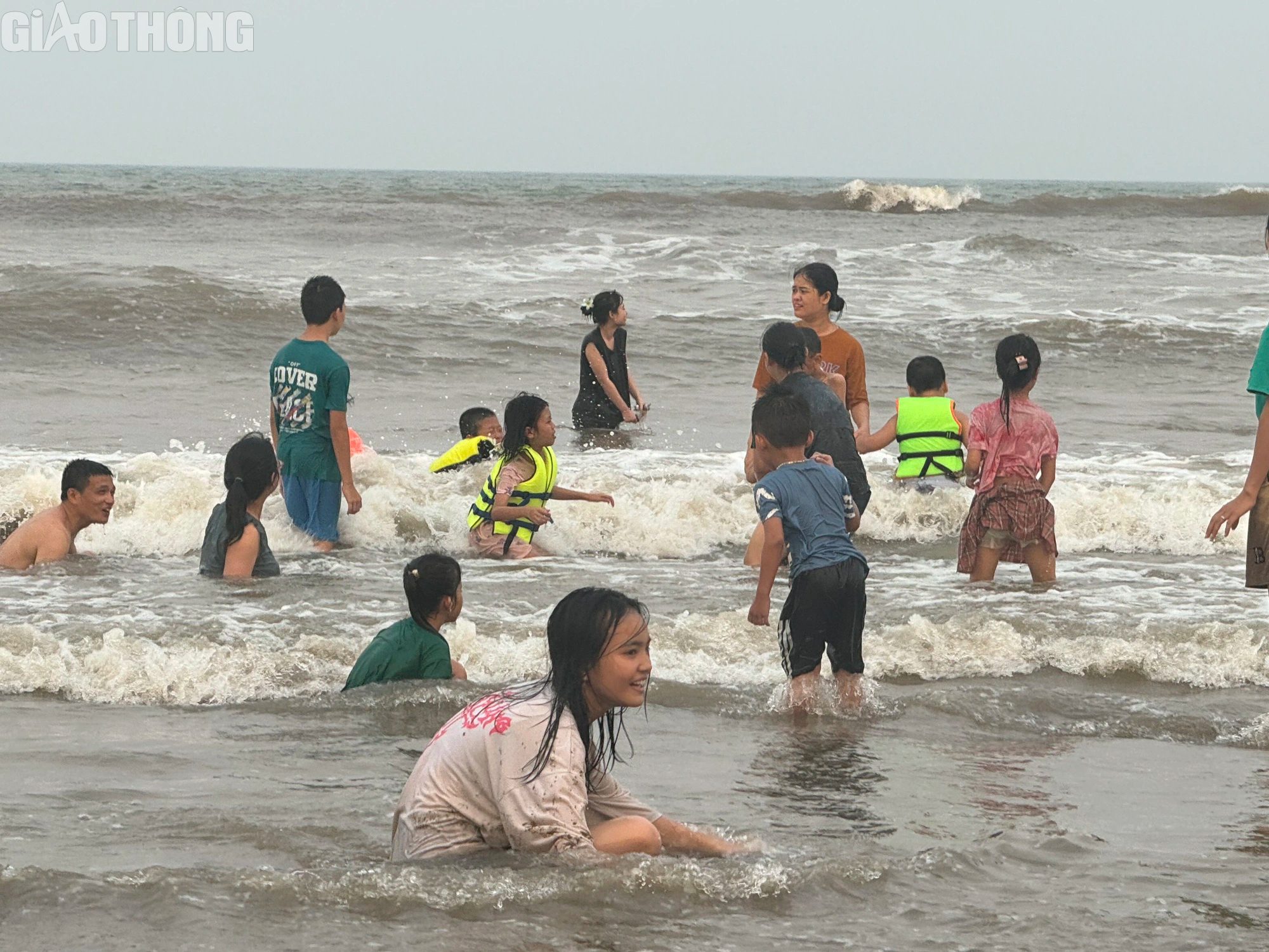 Nắng nóng trên 40 độ, hàng nghìn người tắm các bãi biển tự phát ở Thanh Hóa- Ảnh 4.