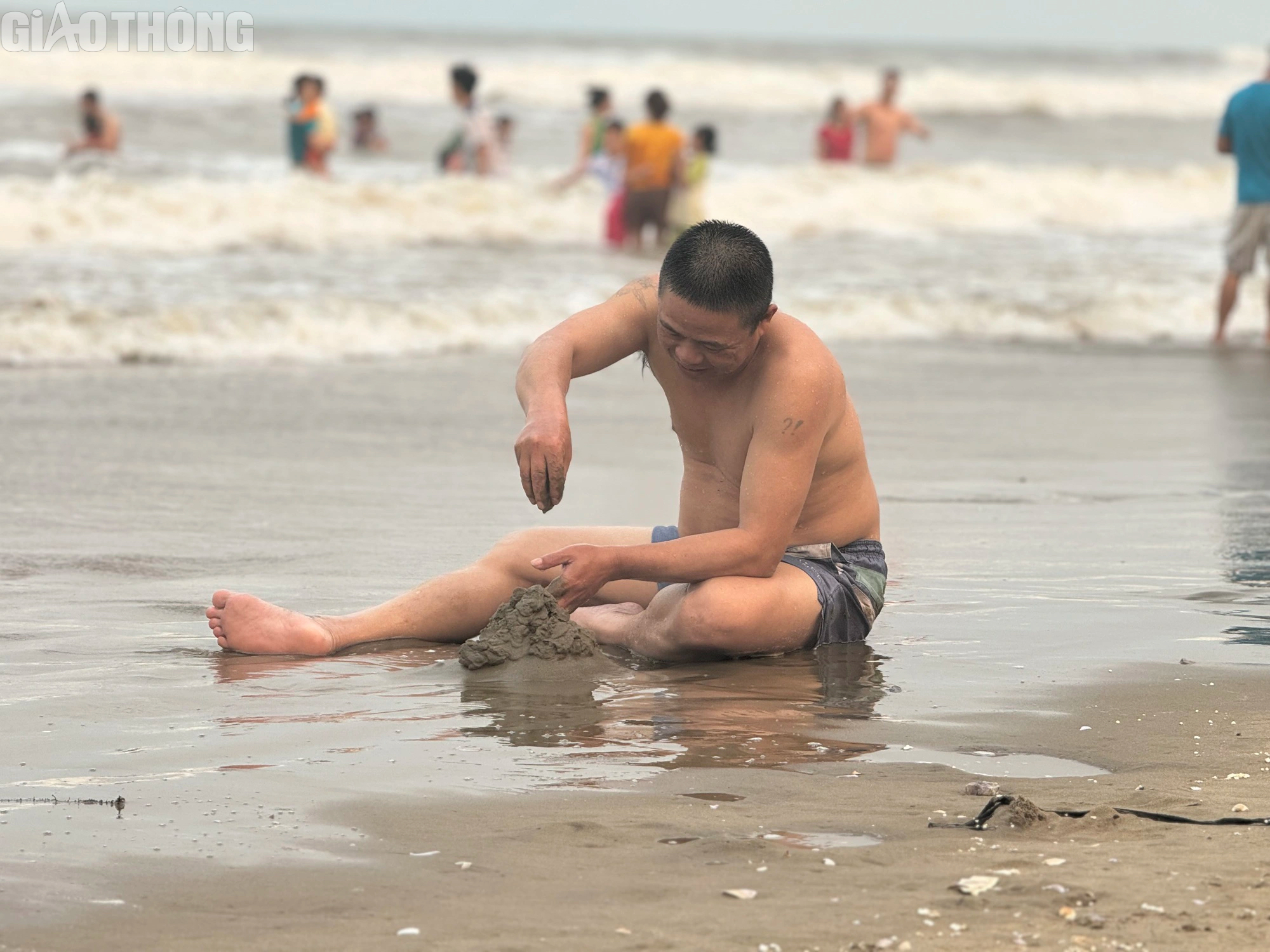 Nắng nóng trên 40 độ, hàng nghìn người tắm các bãi biển tự phát ở Thanh Hóa- Ảnh 5.