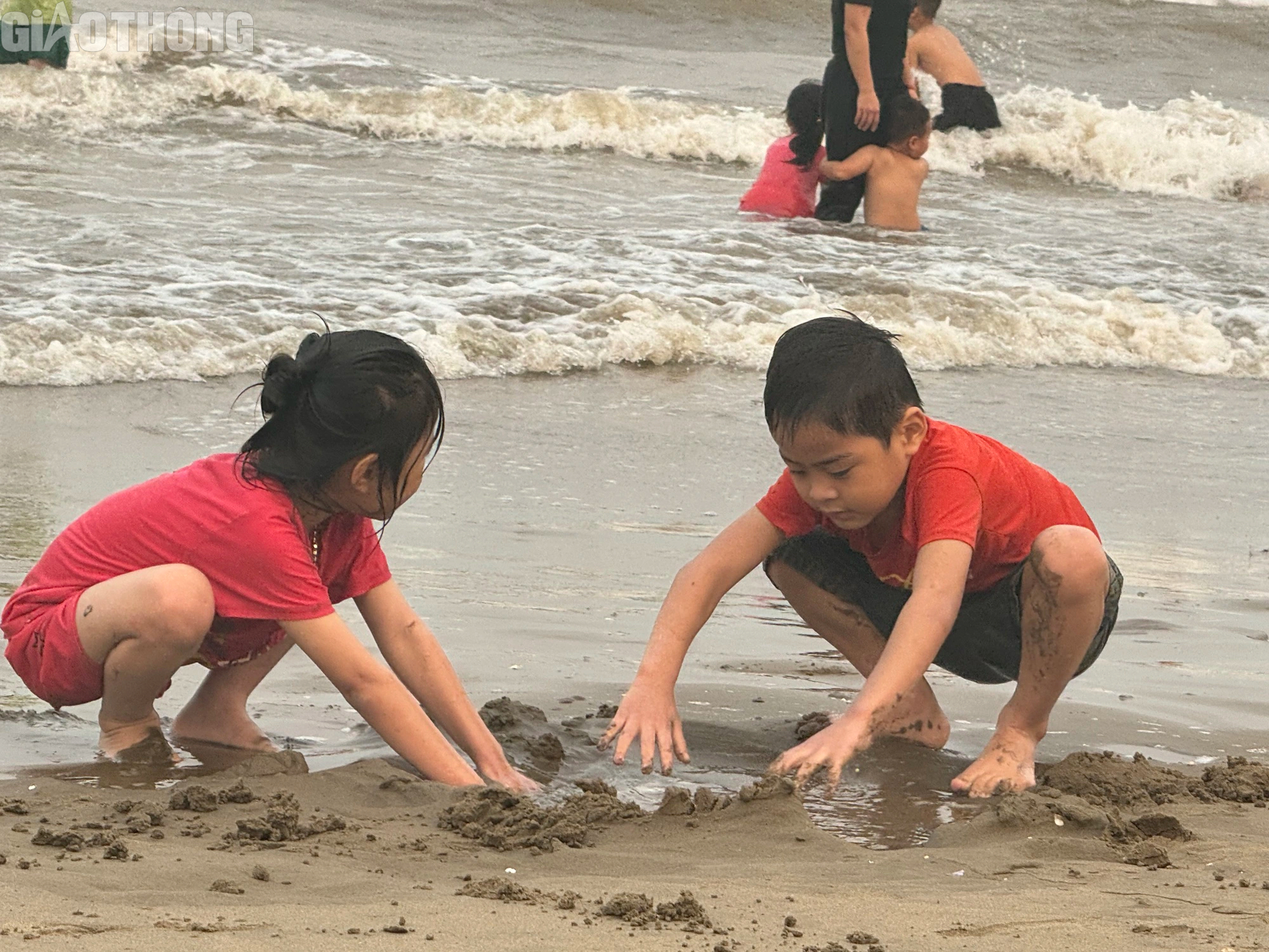 Nắng nóng trên 40 độ, hàng nghìn người tắm các bãi biển tự phát ở Thanh Hóa- Ảnh 6.
