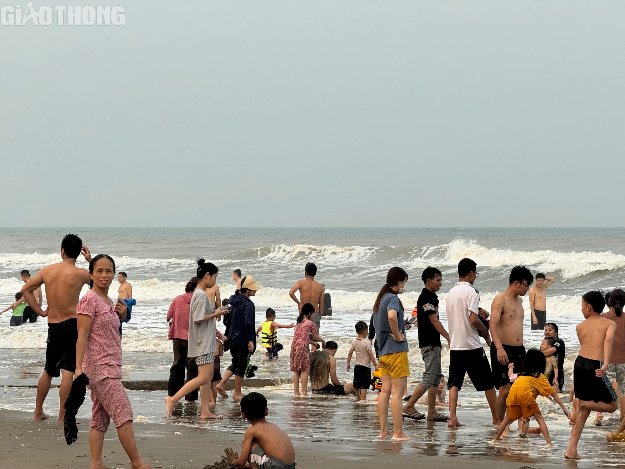 Nắng nóng trên 40 độ, hàng nghìn người tắm các bãi biển tự phát ở Thanh Hóa- Ảnh 7.