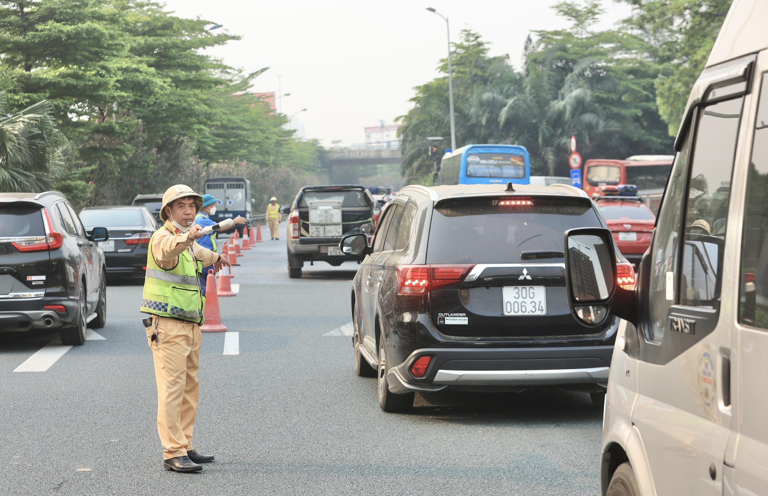 Chiều muộn ngày 30/4, cửa ngõ Hà Nội đông nghẹt người về- Ảnh 7.