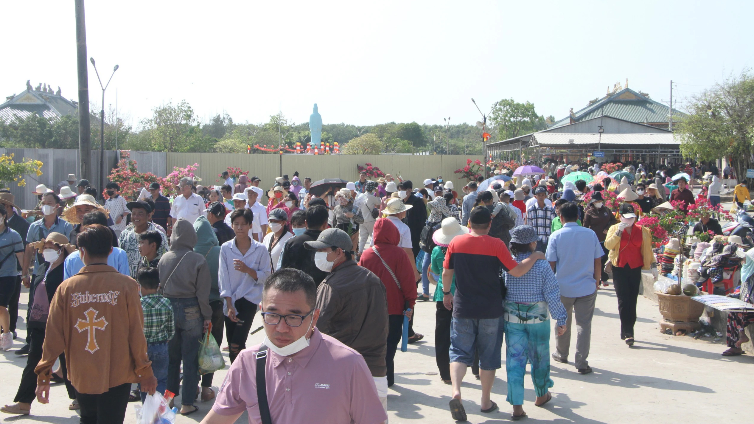 Bất chấp nắng nóng, hàng ngàn du khách viếng Mẹ Nam Hải dịp nghỉ lễ- Ảnh 2.