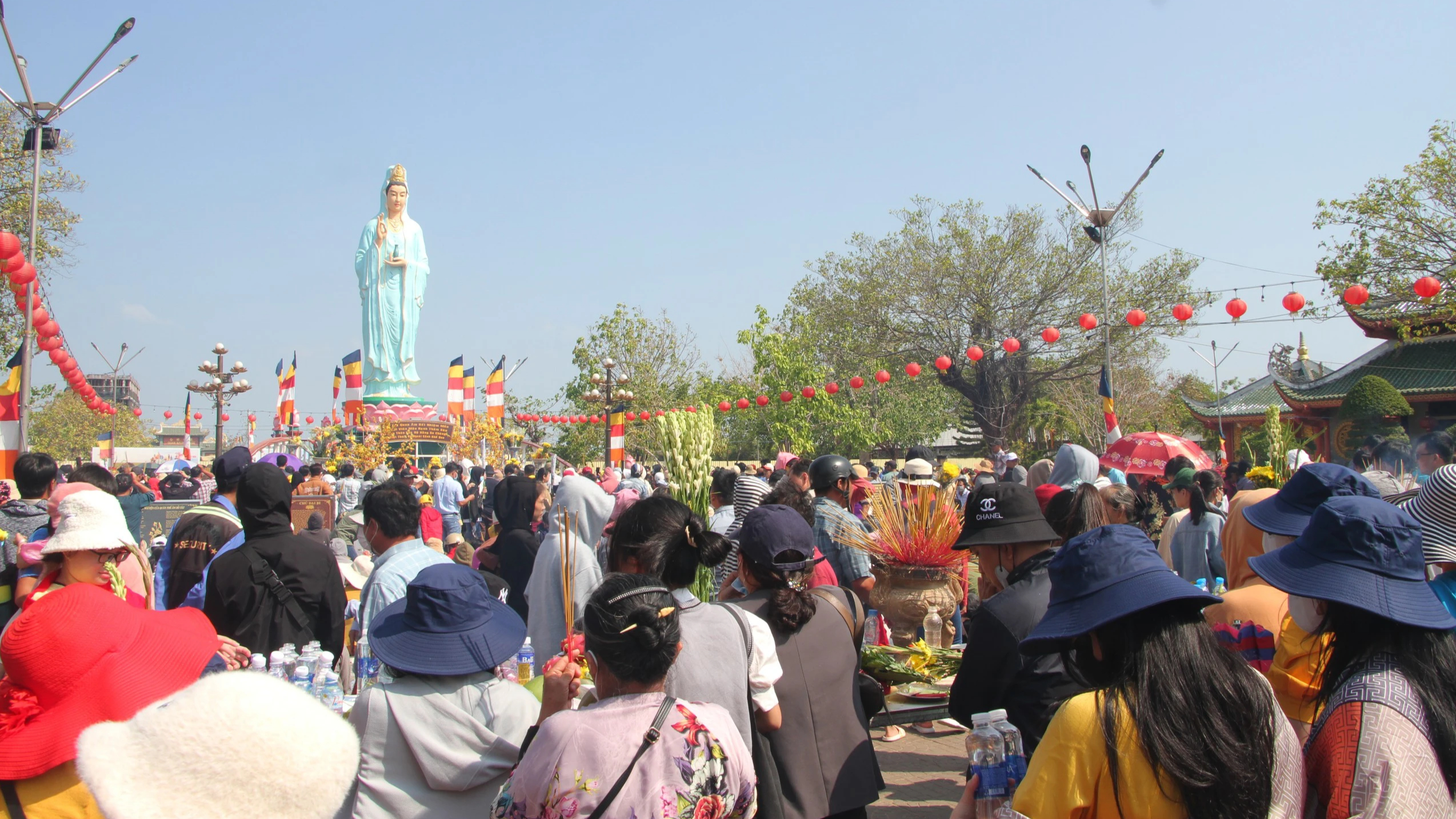Bất chấp nắng nóng, hàng ngàn du khách viếng Mẹ Nam Hải dịp nghỉ lễ- Ảnh 1.