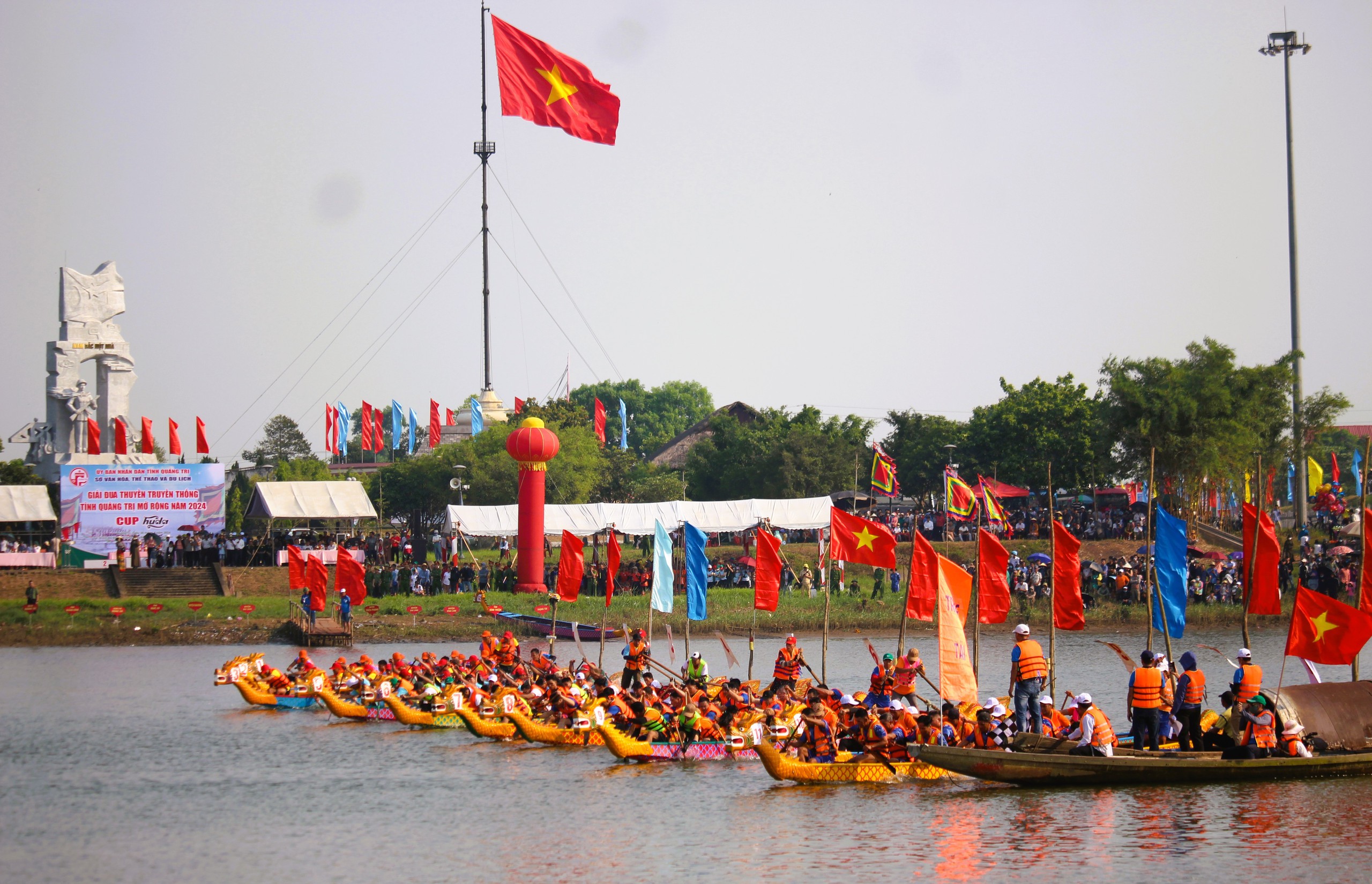 Ngàn người đội nắng về dự Lễ hội Thống nhất non sông bên dòng Bến Hải lịch sử- Ảnh 2.