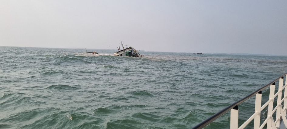 Cứu 10 thuyền viên gặp nạn trên vùng biển Nam Định- Ảnh 2.