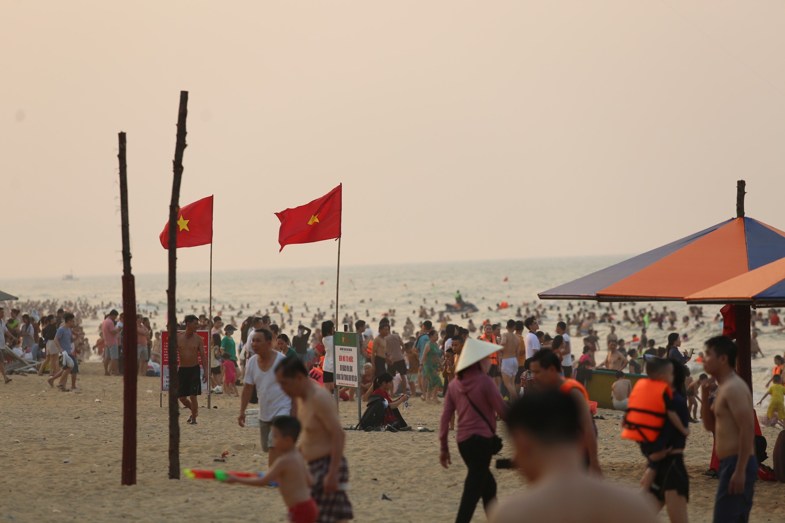 Nắng như đổ lửa, hàng vạn người tìm về bãi biển đẹp nhất Hà Tĩnh giải nhiệt- Ảnh 6.