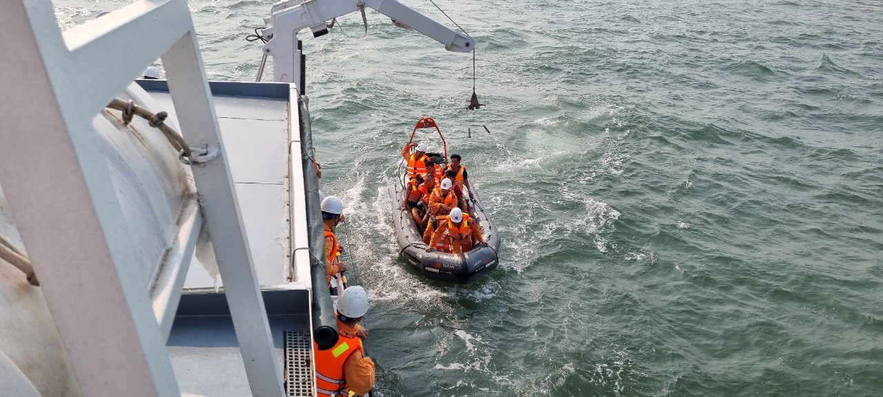 Cứu 10 thuyền viên gặp nạn trên vùng biển Nam Định- Ảnh 1.