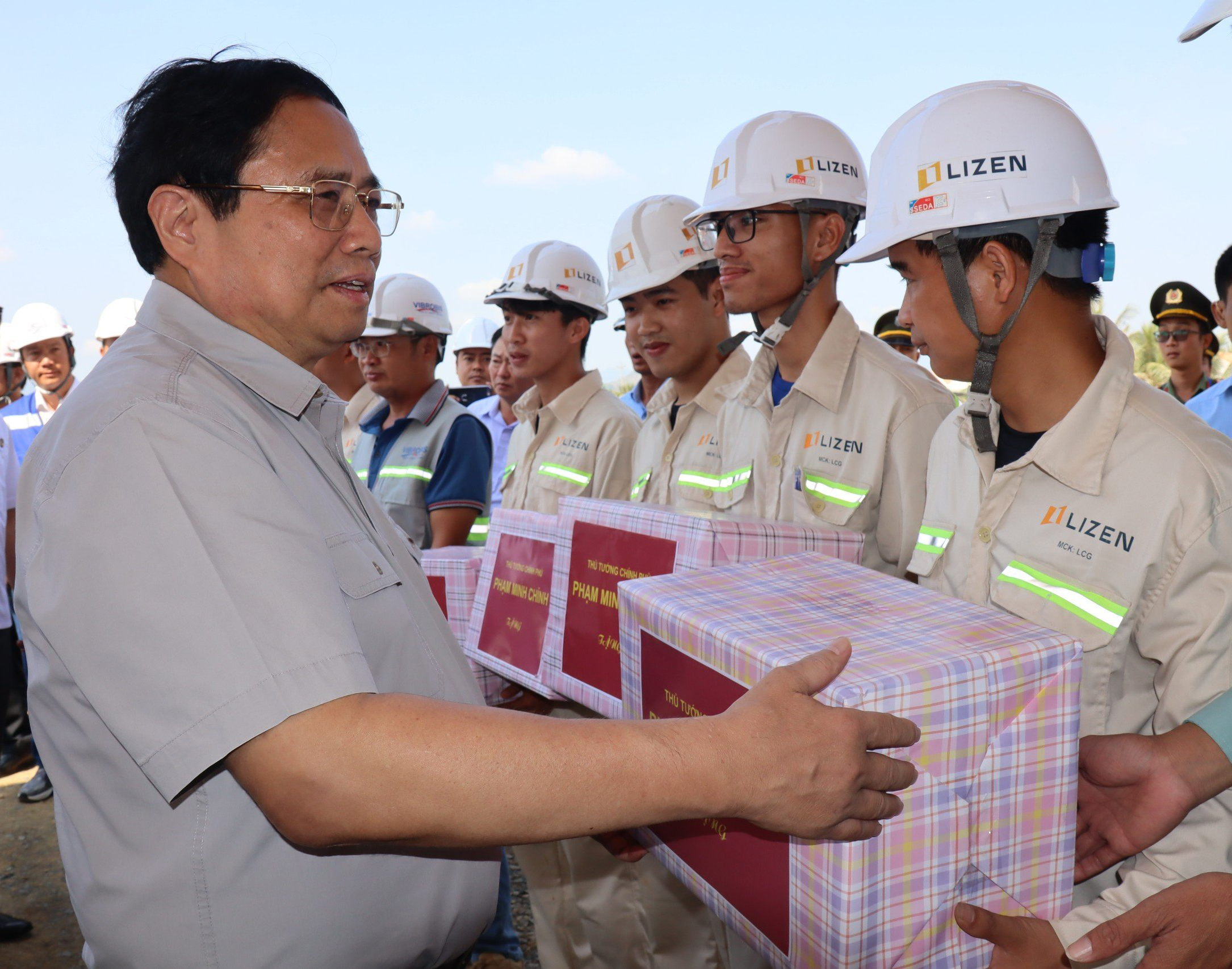 Nhà thầu Lizen thi công xuyên lễ trên cao tốc Vân Phong - Nha Trang- Ảnh 2.