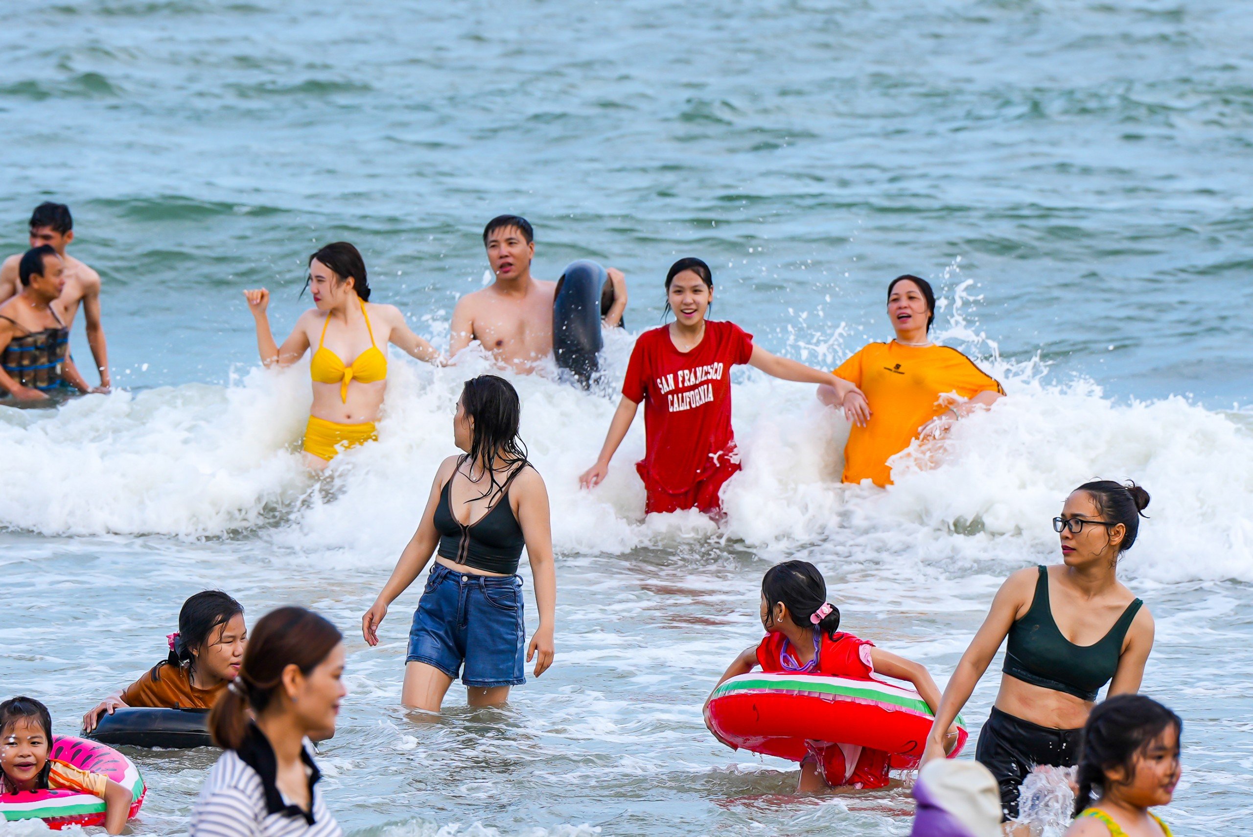 Nhiều điểm du lịch ở Bình Định đông nghẹt khách ngày lễ- Ảnh 3.