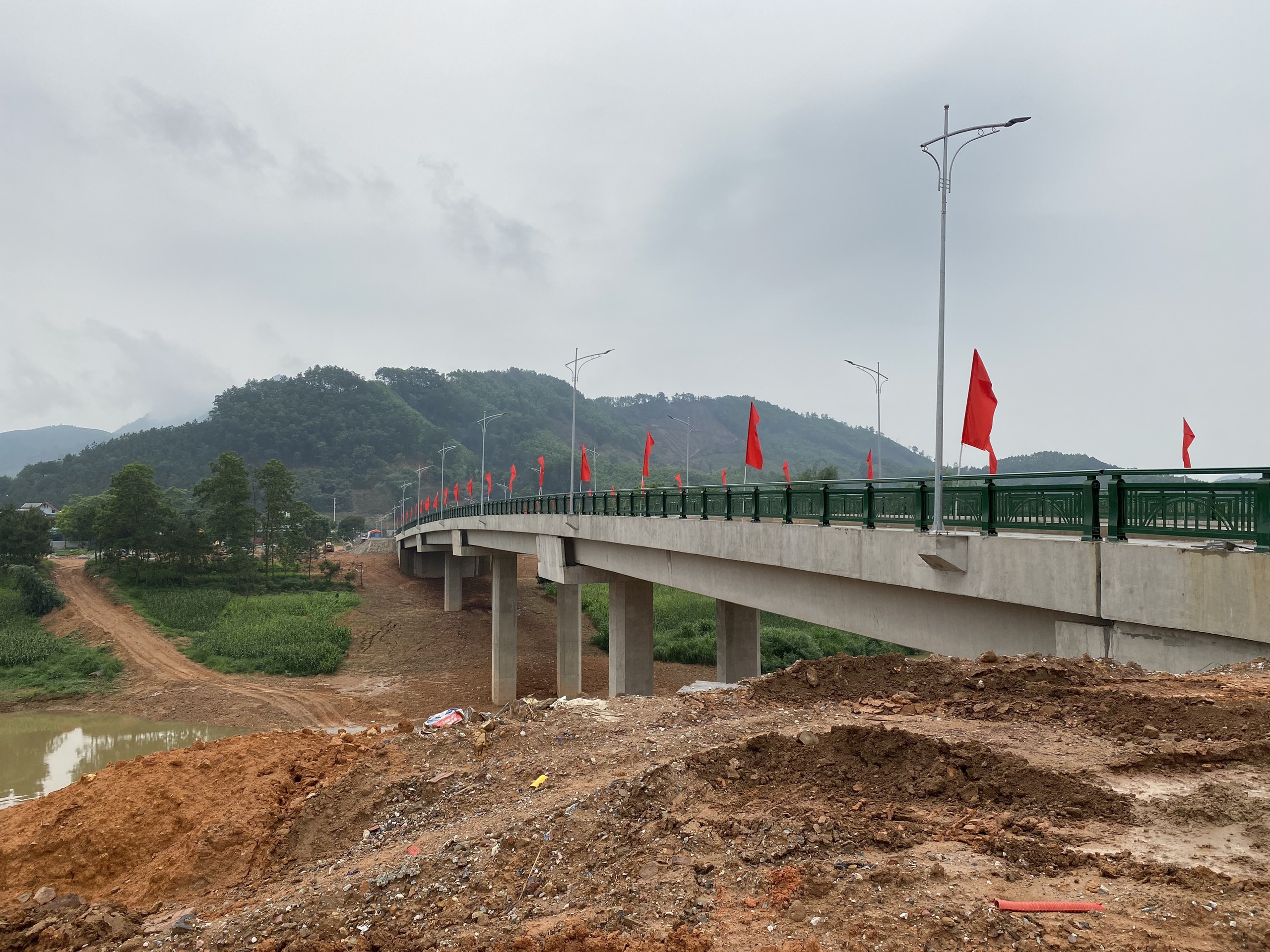Quảng Ninh: Xây cầu, làm kè trăm tỷ xóa thế cô lập, ngập lụt nơi phố núi- Ảnh 1.
