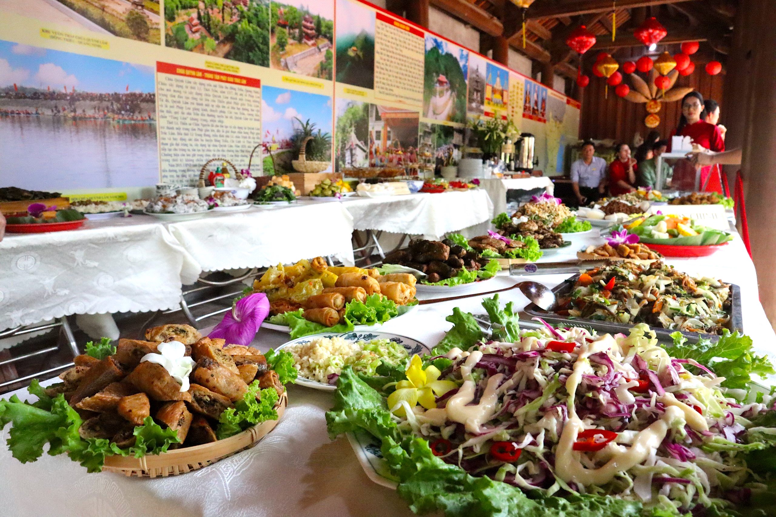 Mới lạ tiệc buffet chay tại chùa Côn Sơn- Ảnh 1.