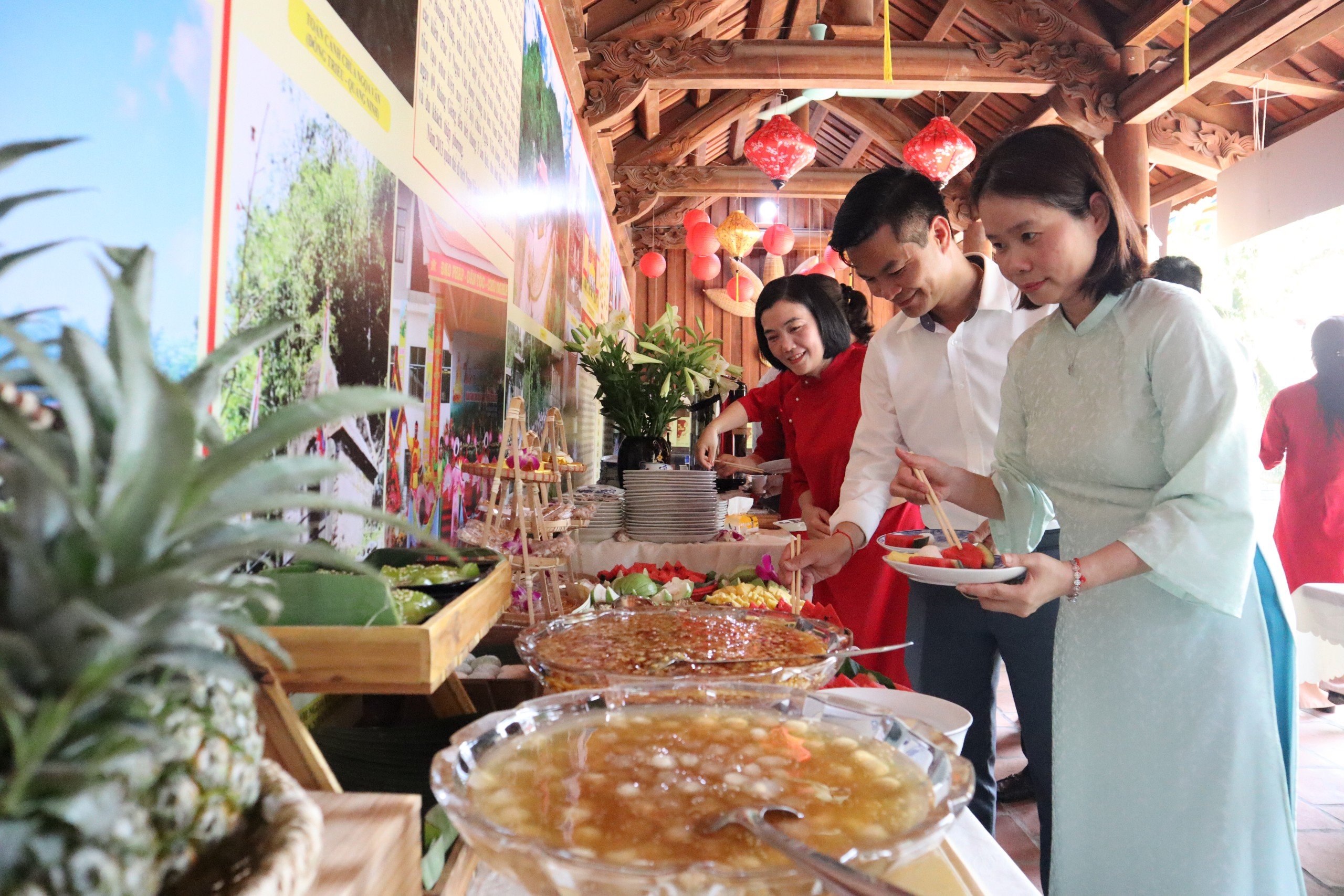 Mới lạ tiệc buffet chay tại chùa Côn Sơn- Ảnh 2.