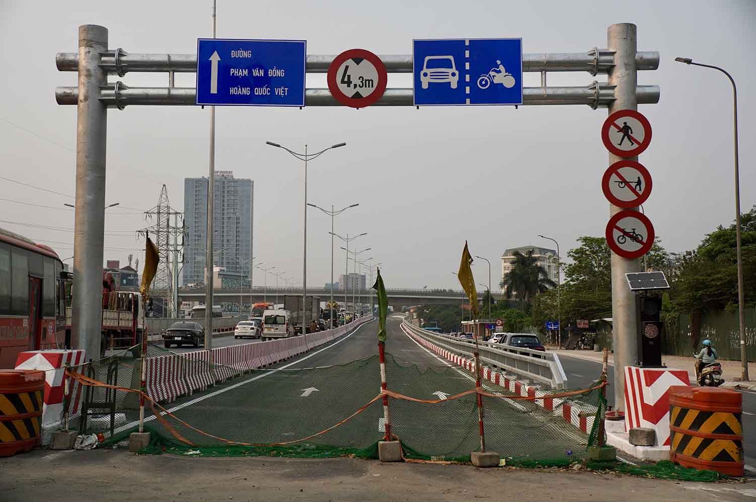 Phương tiện nào được lưu thông trên hai nhánh cầu vượt thép Mai Dịch sắp thông xe?- Ảnh 1.