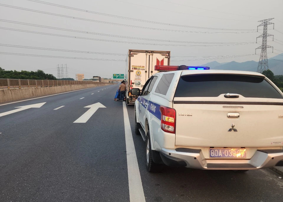 Nắng nóng khiến ô tô nổ lốp trên cao tốc Cam Lộ - La Sơn, CSGT lập đường dây nóng hỗ trợ- Ảnh 1.