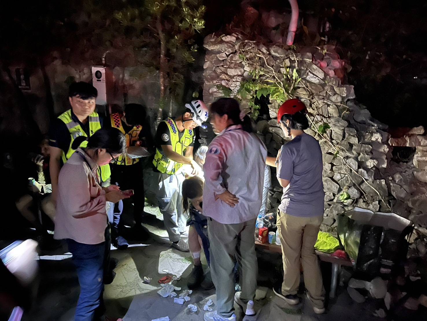 Cận cảnh đội cứu hộ chạy đua với thời gian tìm kiếm nạn nhân động đất Đài Loan- Ảnh 4.