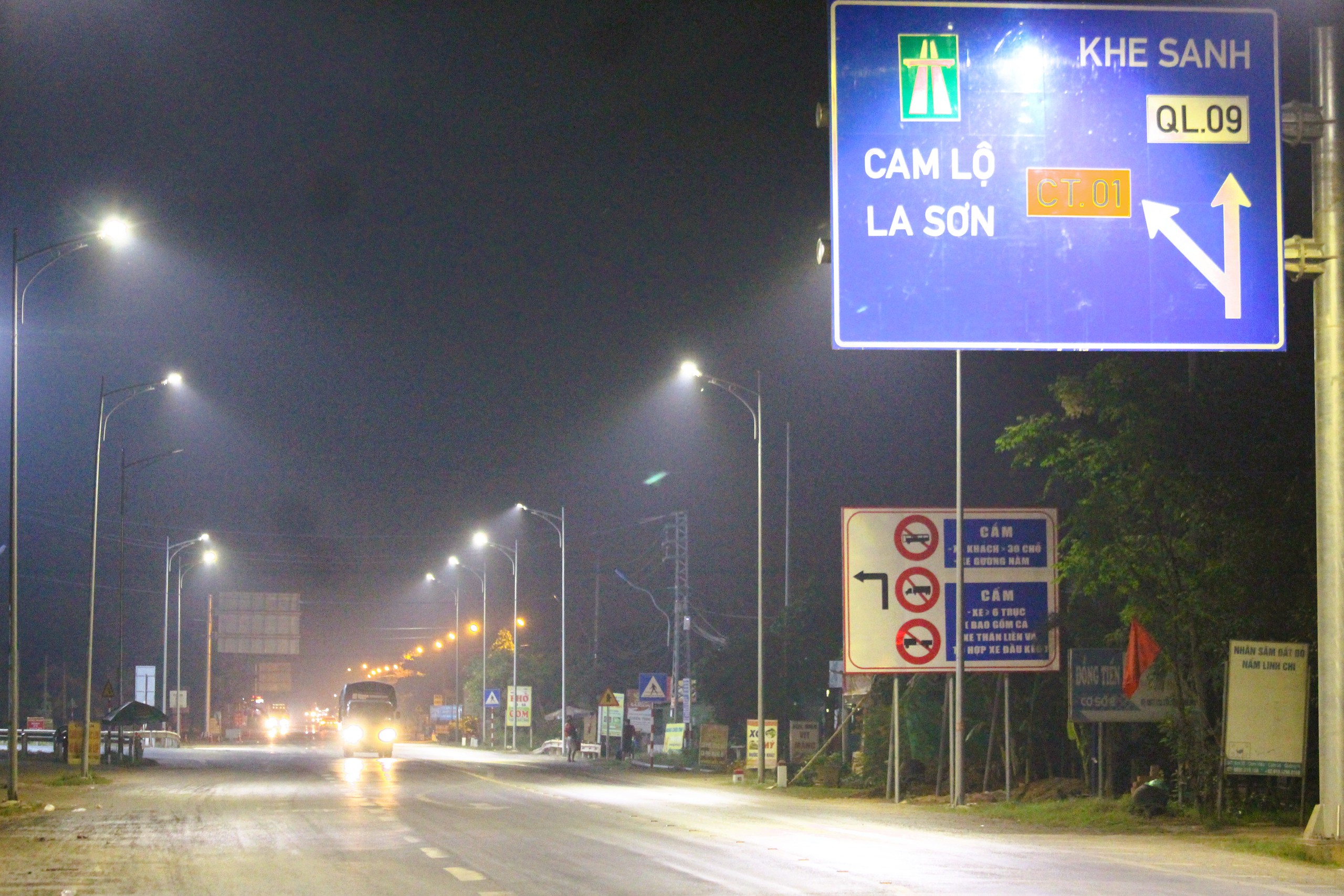 Cắm loạt biển báo phương tiện không vào cao tốc Cam Lộ - La Sơn- Ảnh 1.