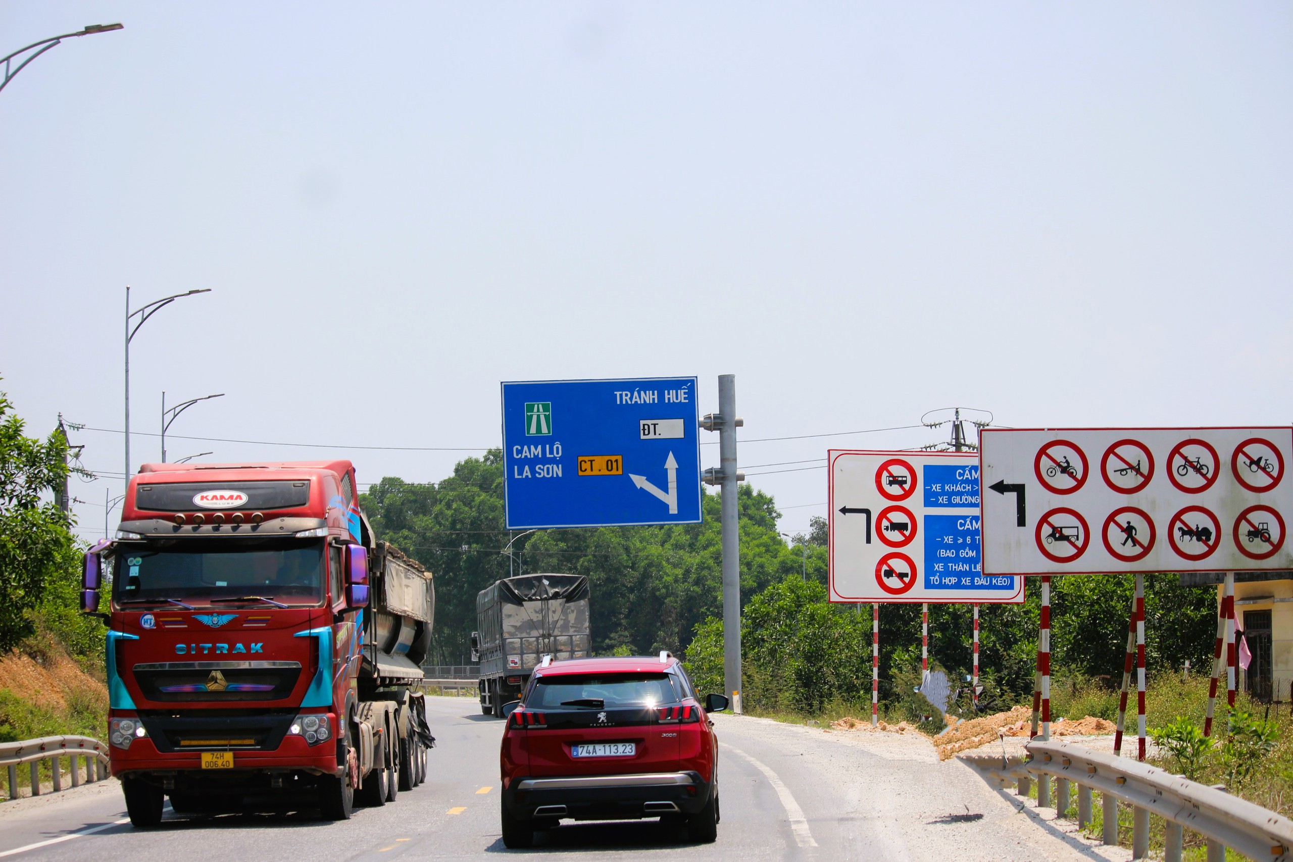 Cắm loạt biển báo phương tiện không vào cao tốc Cam Lộ - La Sơn- Ảnh 10.