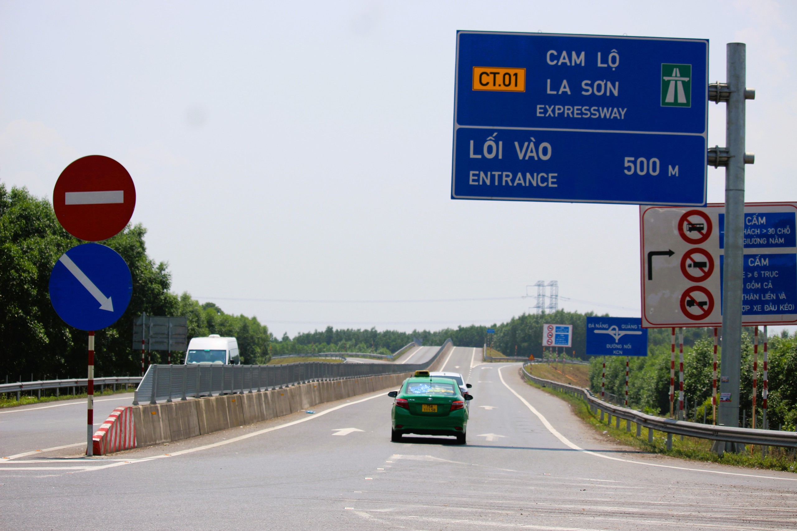 Cắm loạt biển báo phương tiện không vào cao tốc Cam Lộ - La Sơn- Ảnh 11.