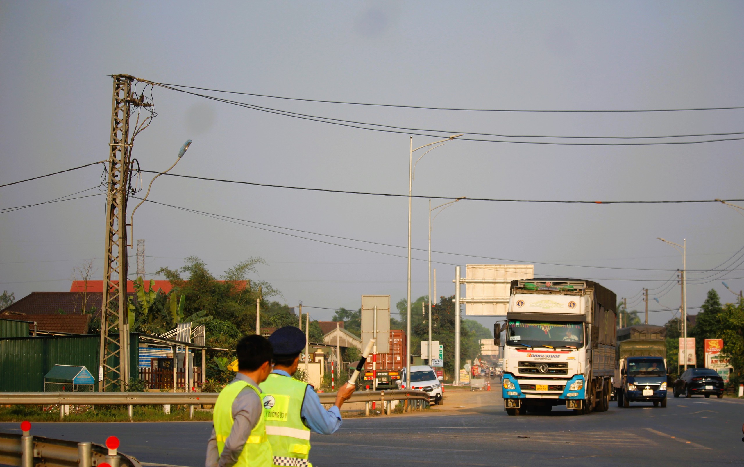 Cắm loạt biển báo phương tiện không vào cao tốc Cam Lộ - La Sơn- Ảnh 2.