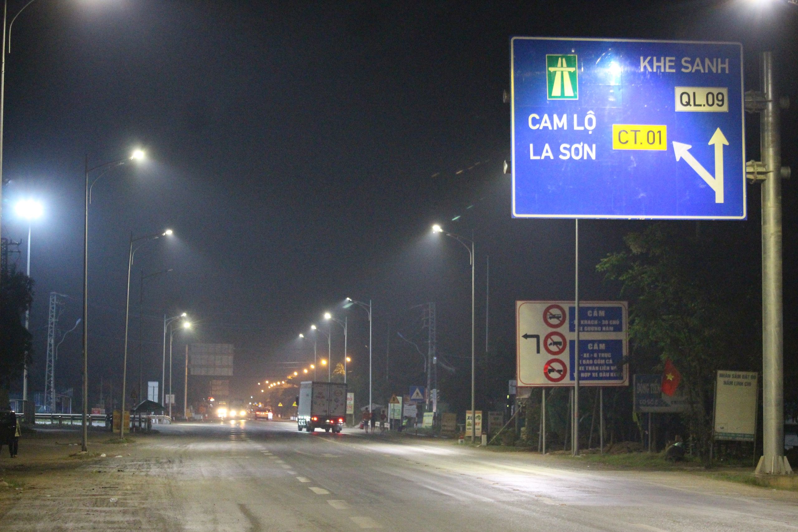 Cắm loạt biển báo phương tiện không vào cao tốc Cam Lộ - La Sơn- Ảnh 6.