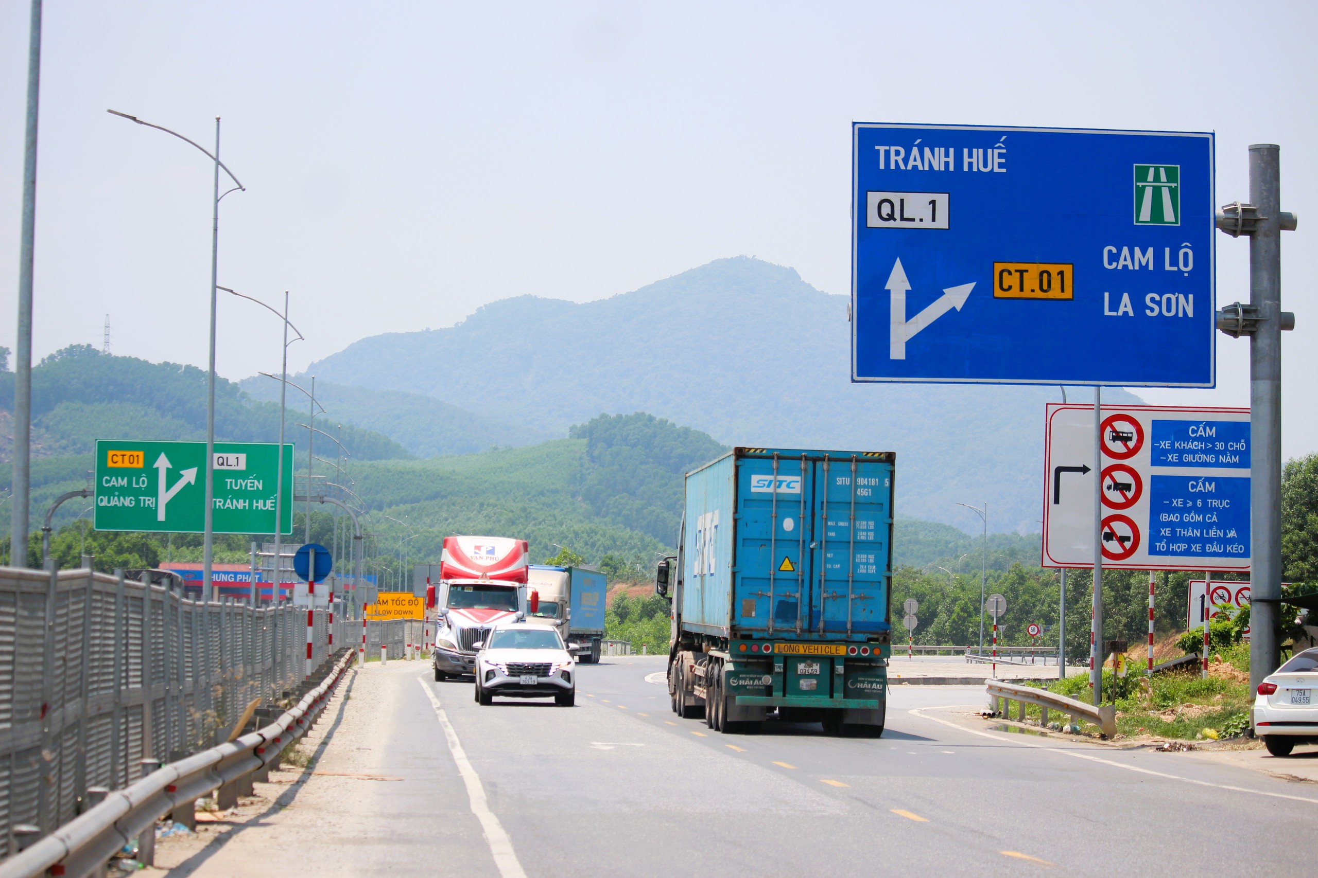 Cắm loạt biển báo phương tiện không vào cao tốc Cam Lộ - La Sơn- Ảnh 8.