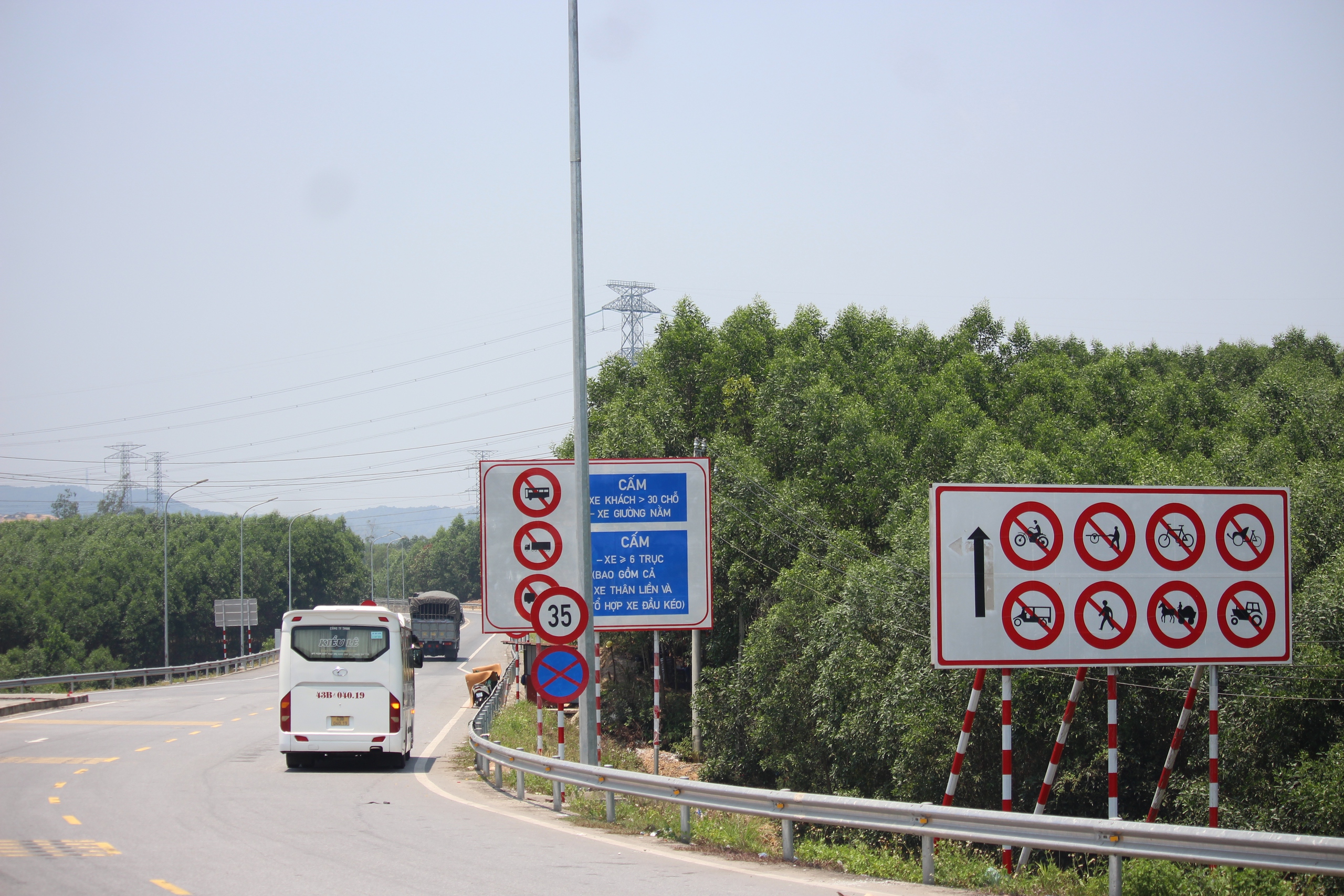 Cắm loạt biển báo phương tiện không vào cao tốc Cam Lộ - La Sơn- Ảnh 9.