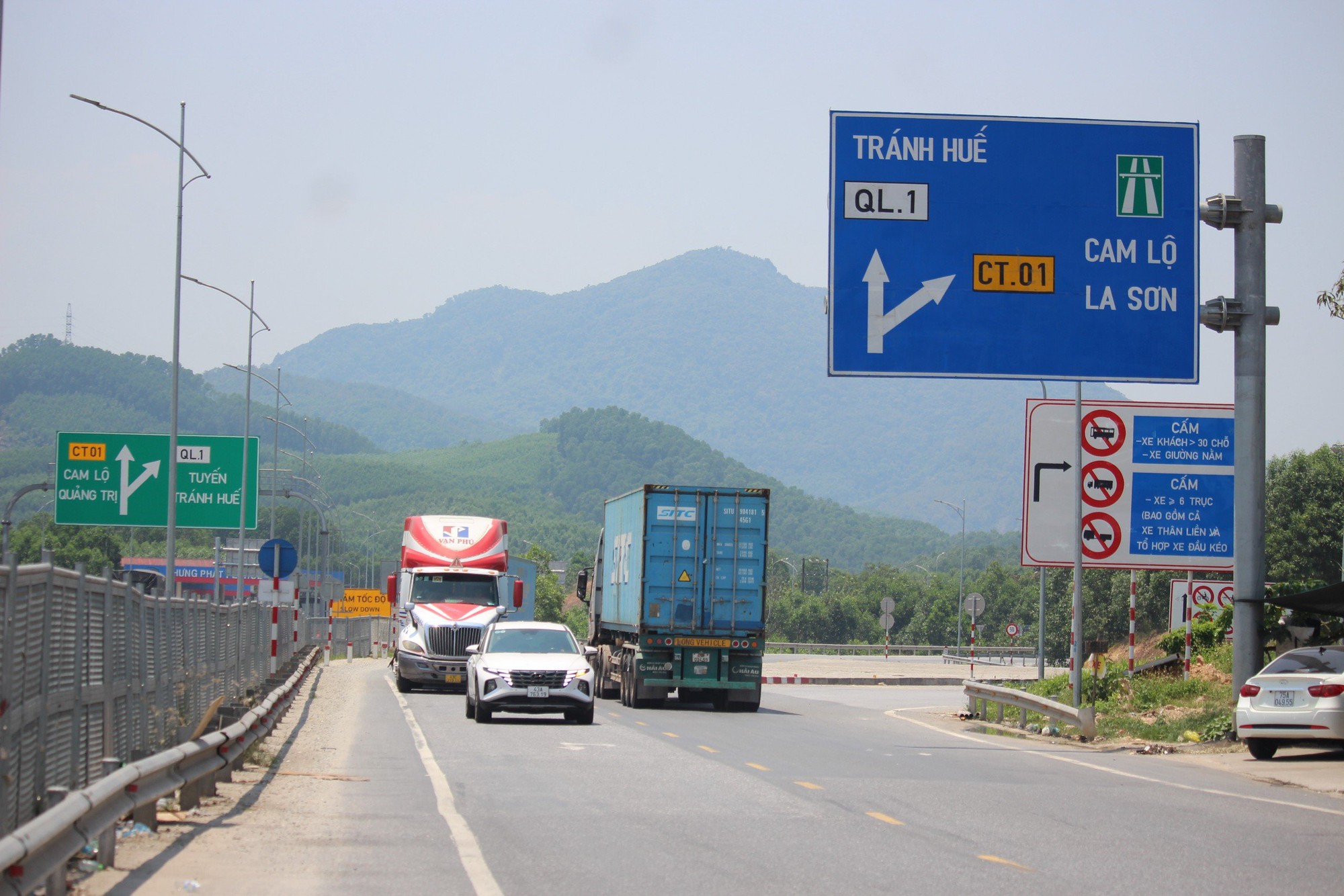 Hình ảnh ngày đầu xe tải, xe khách không vào cao tốc Cam Lộ - La Sơn- Ảnh 7.
